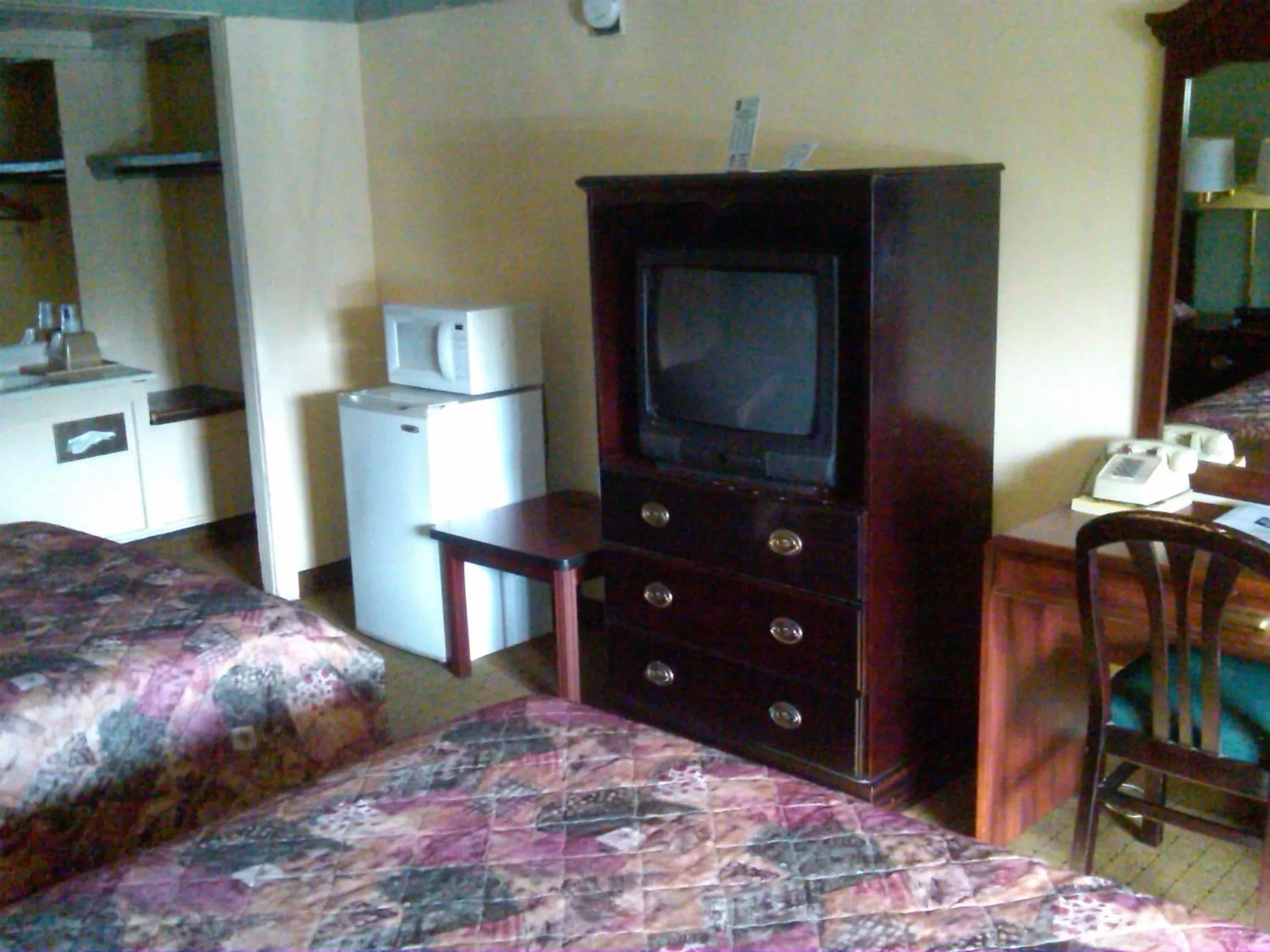 TV and multimedia, Bed in Knights Inn - Battle Creek