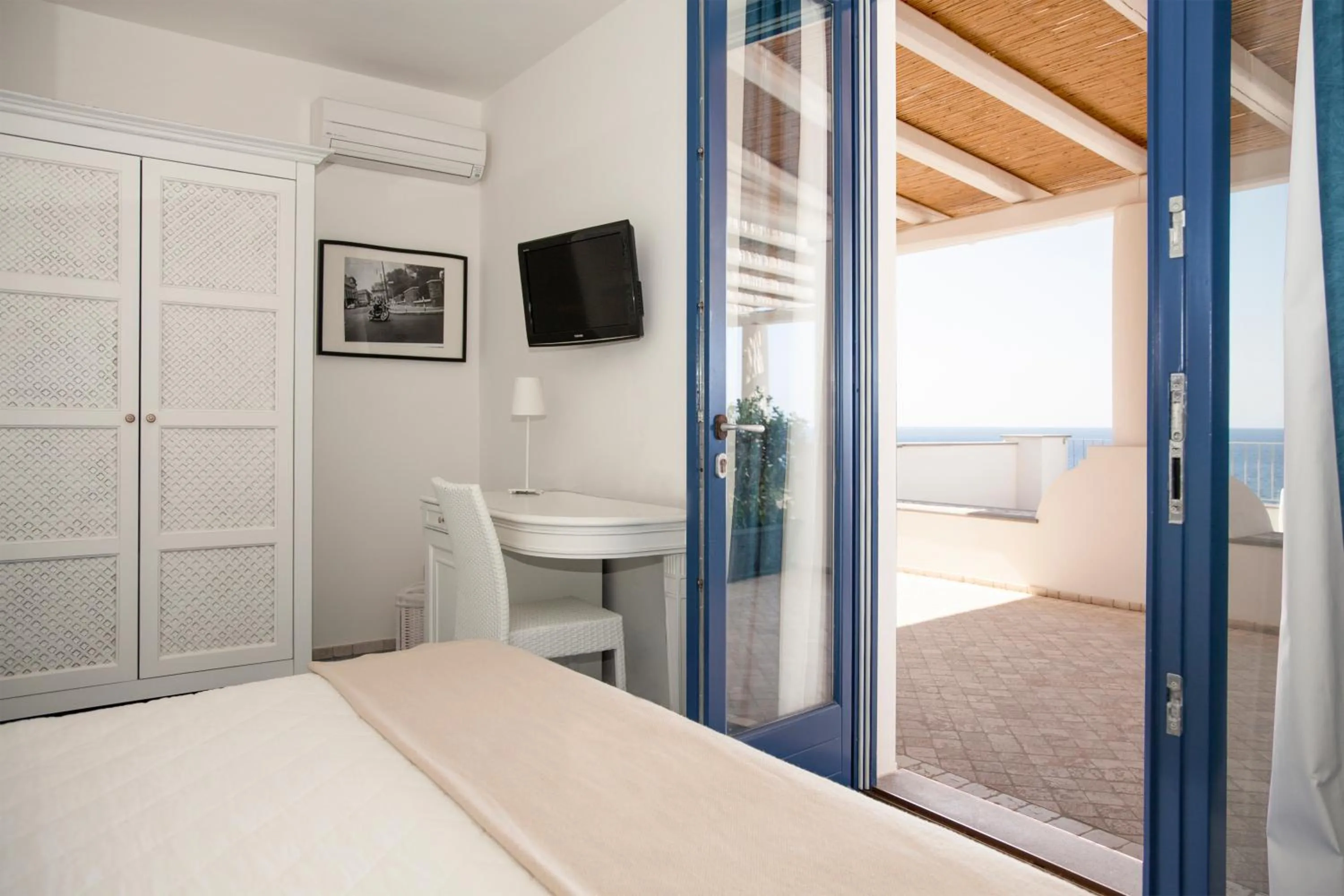 Photo of the whole room, Bed in Hotel Cutimare - Aeolian Charme