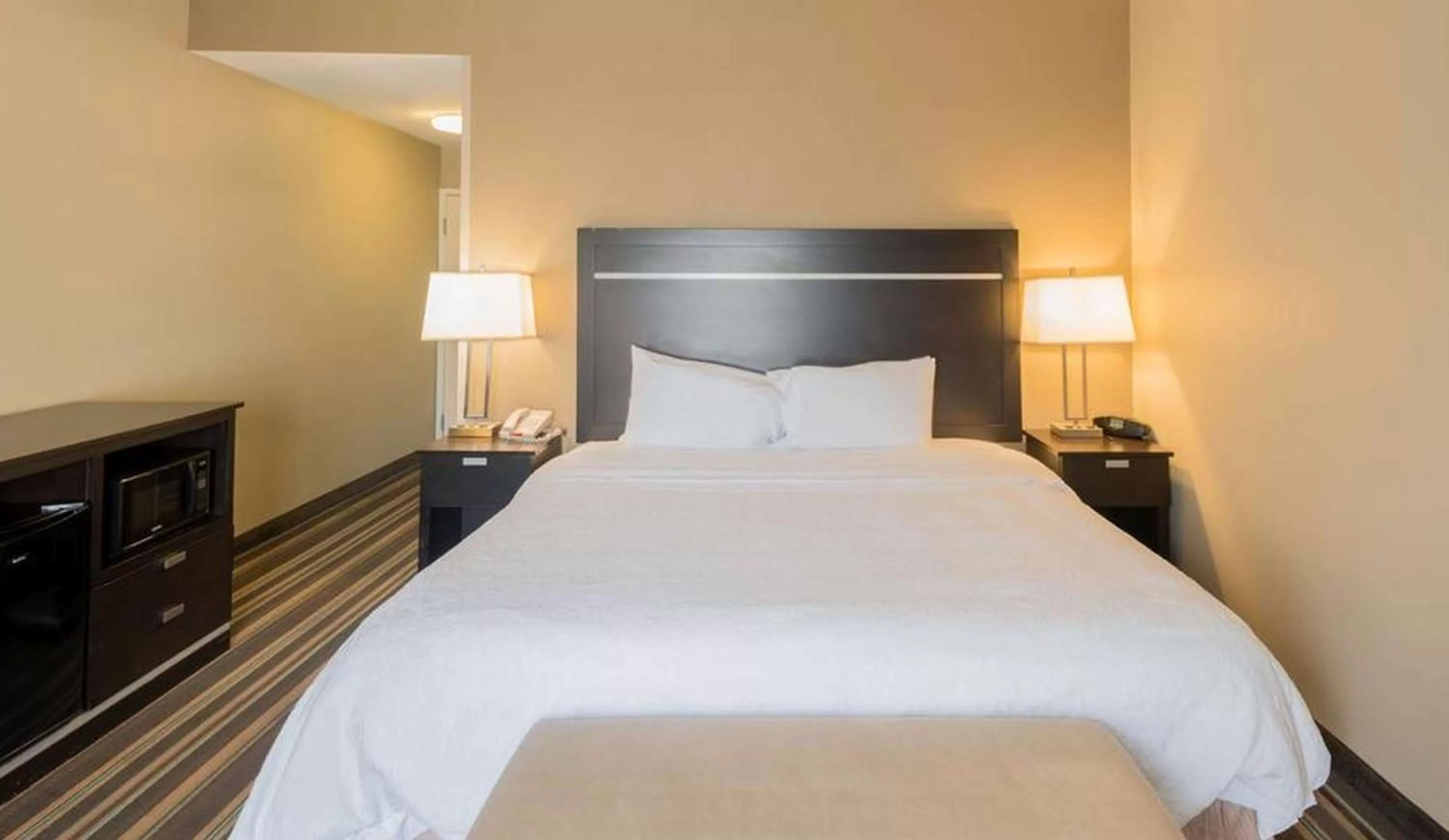 Bed in Hampton Inn New Albany