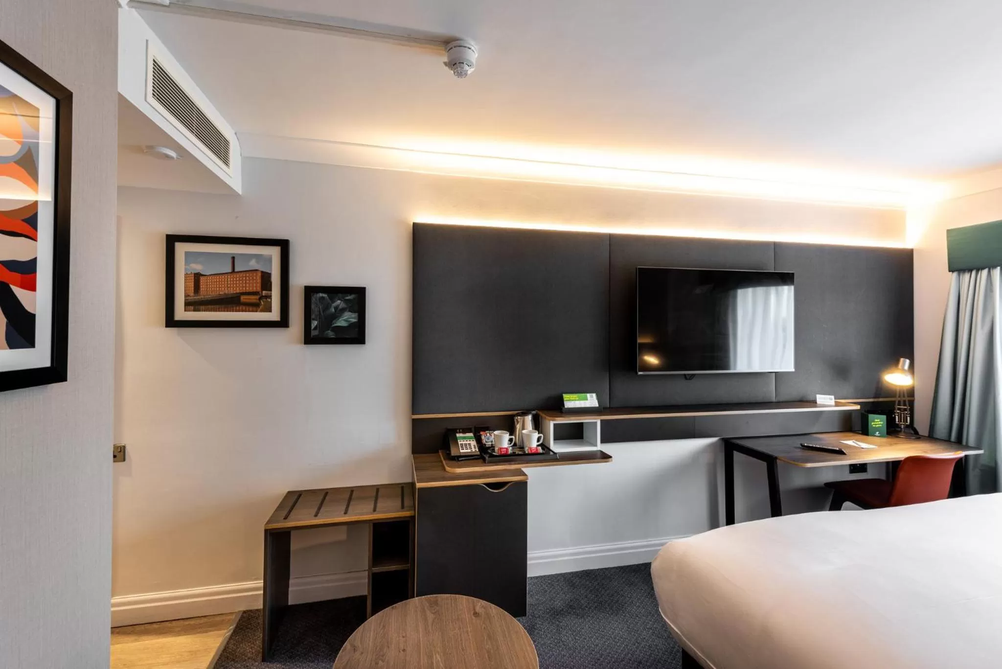 Photo of the whole room, Bed in Holiday Inn - Manchester - Oldham by IHG