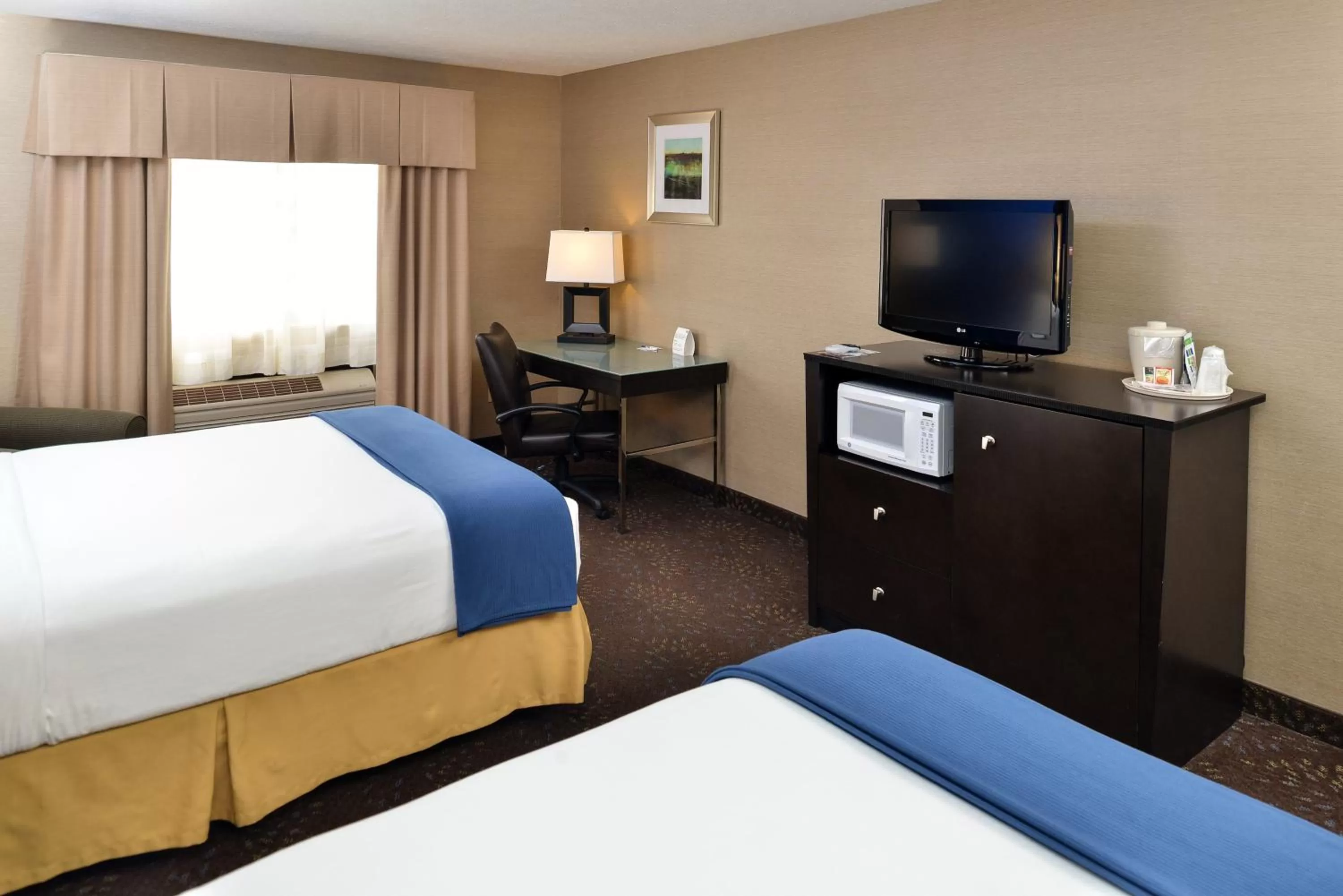Photo of the whole room, Bed in Holiday Inn Express Hotel & Suites Charlotte by IHG