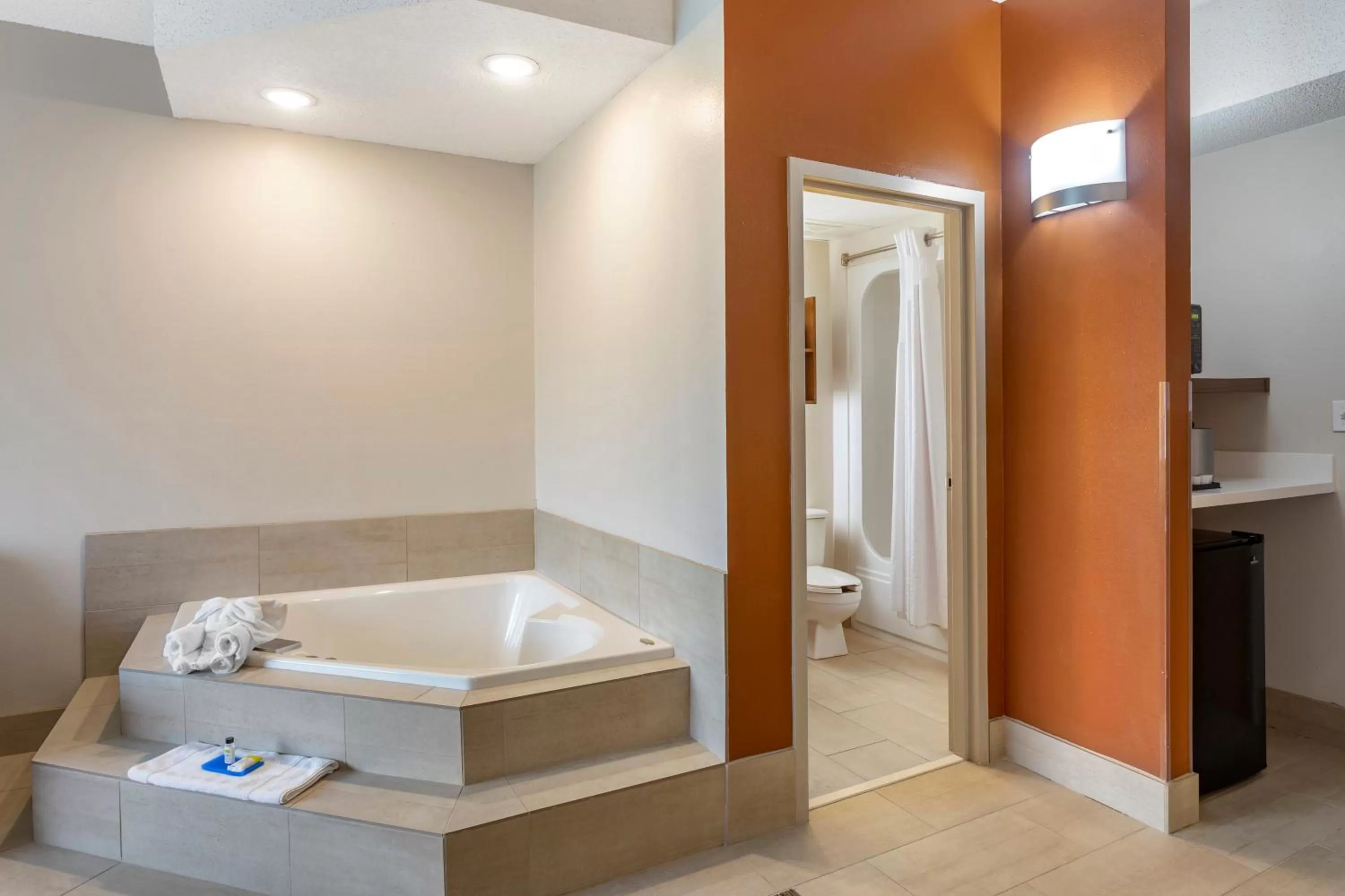 One-Bedroom King Suite with Spa Bath in Holiday Inn Express Branson- Green Mountain Drive, an IHG Hotel
