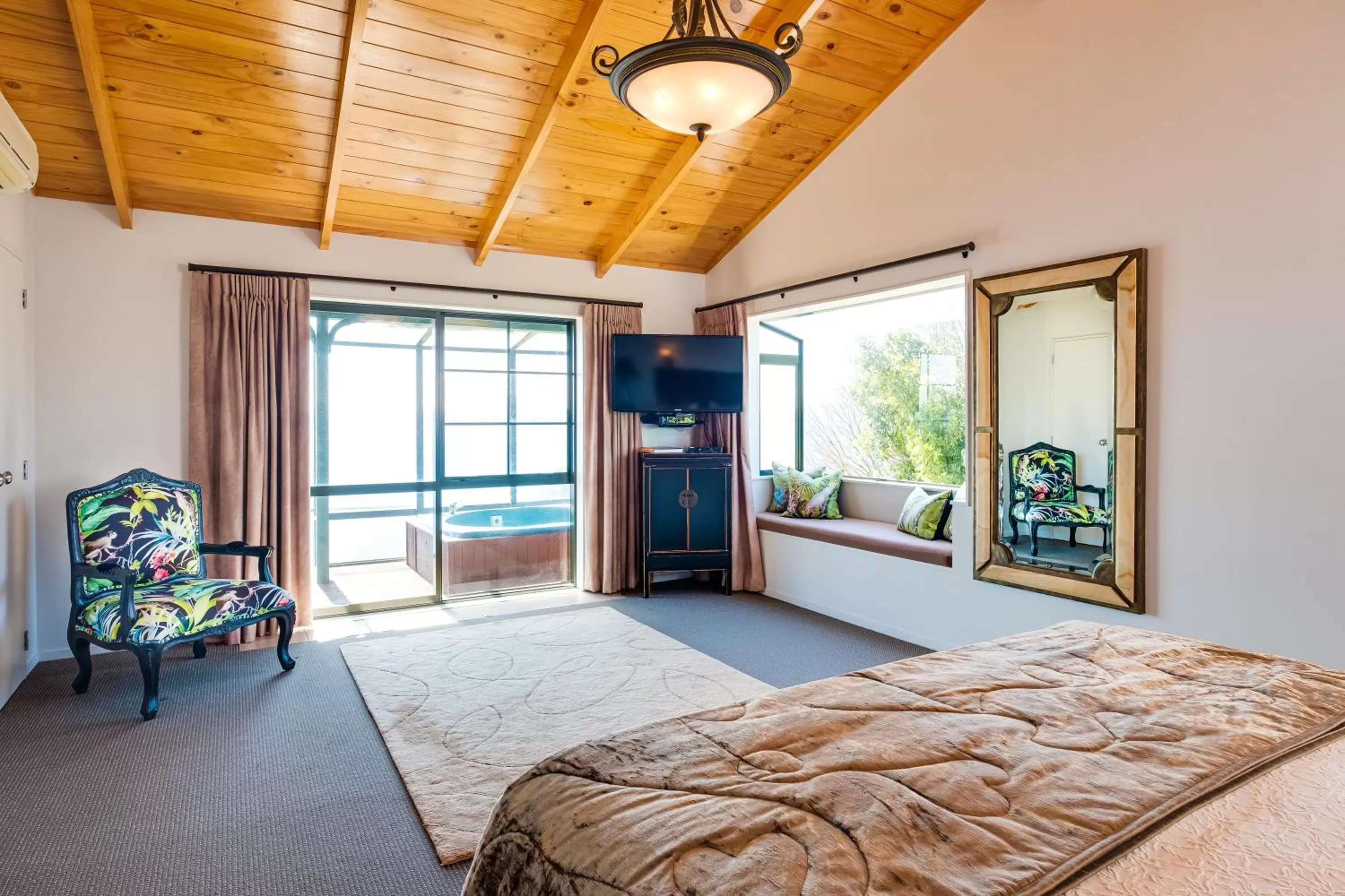 Photo of the whole room, Bed in On The Point - Lake Rotorua