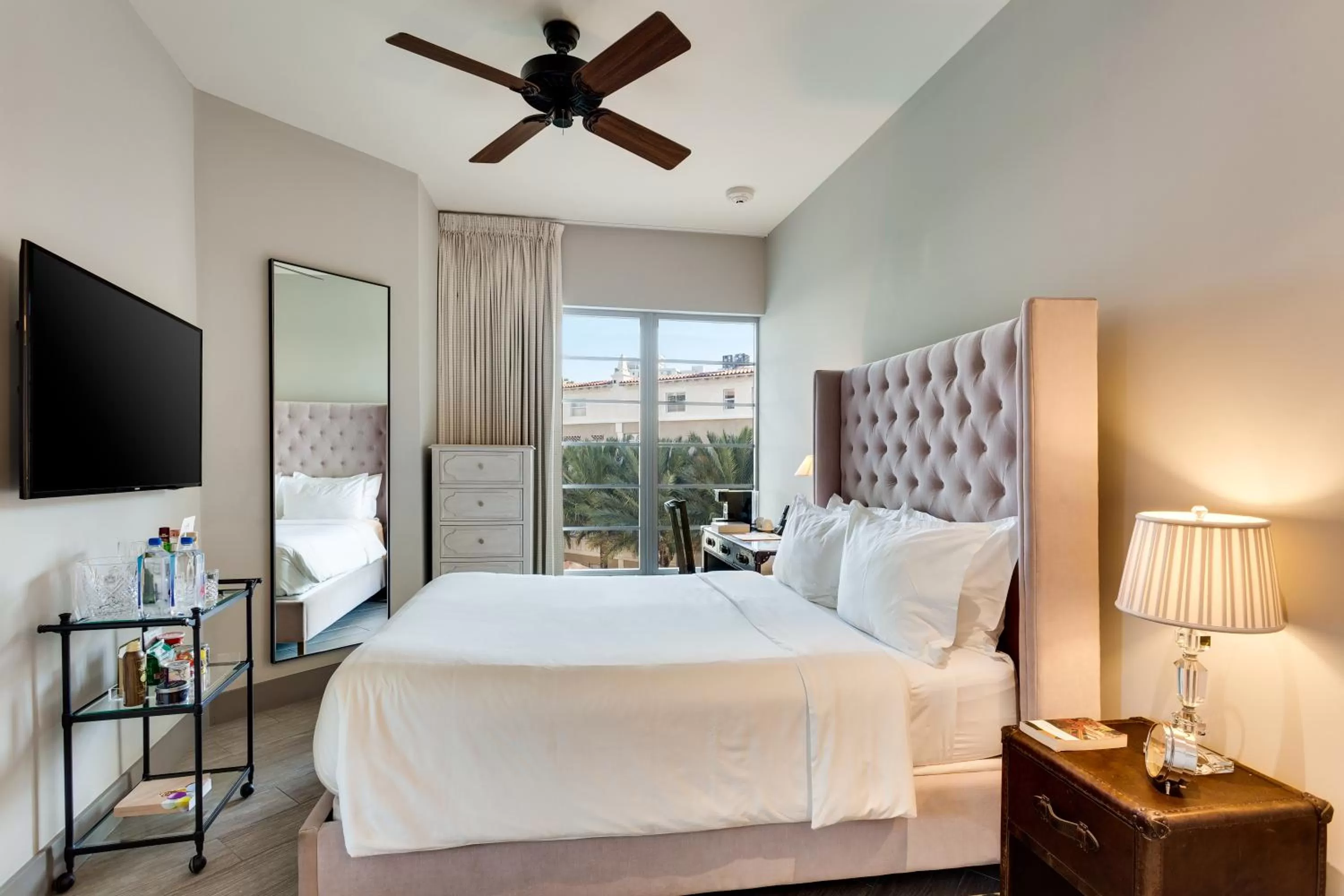 Photo of the whole room, Bed in The Plymouth South Beach