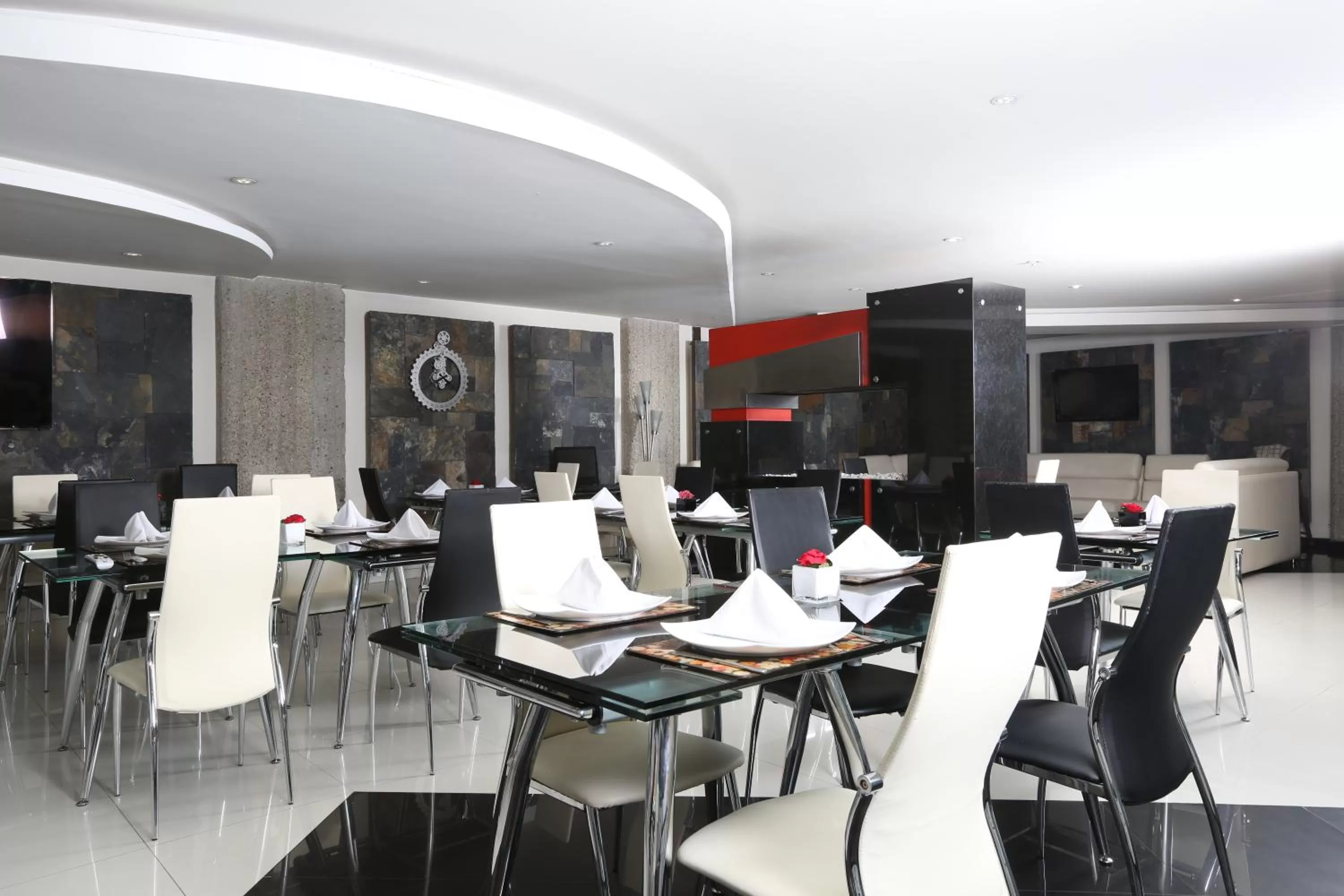 Restaurant/places to eat in Hotel Suites 108