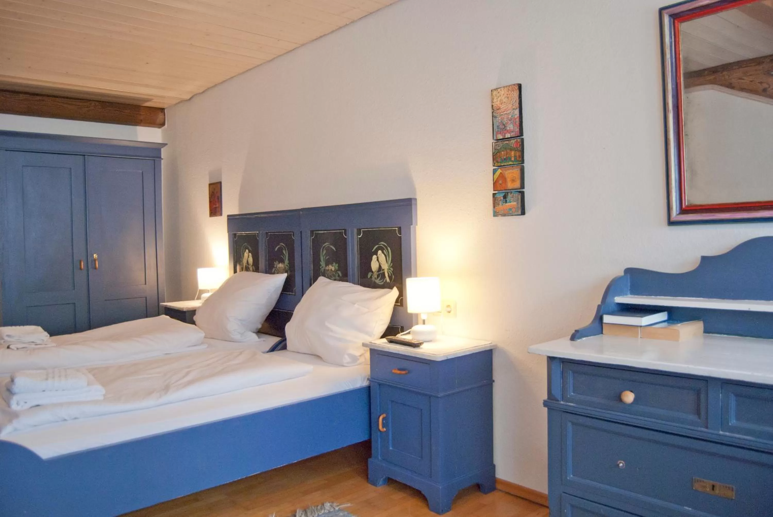 Photo of the whole room, Bed in Gasthaus zum Löwen - Restaurant Akropolis