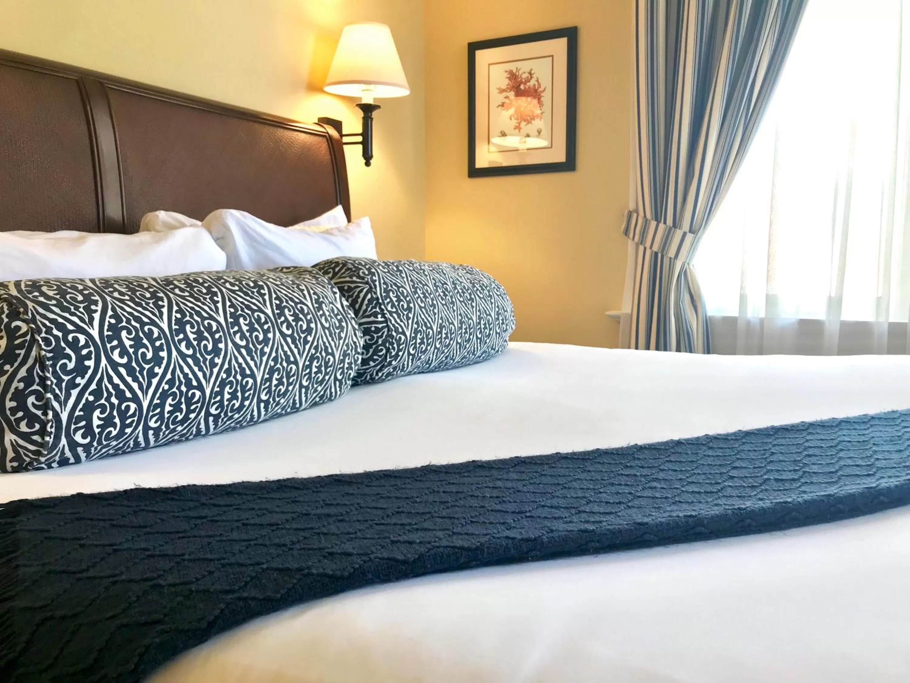 Photo of the whole room, Bed in West Cliff Inn, A Four Sisters Inn