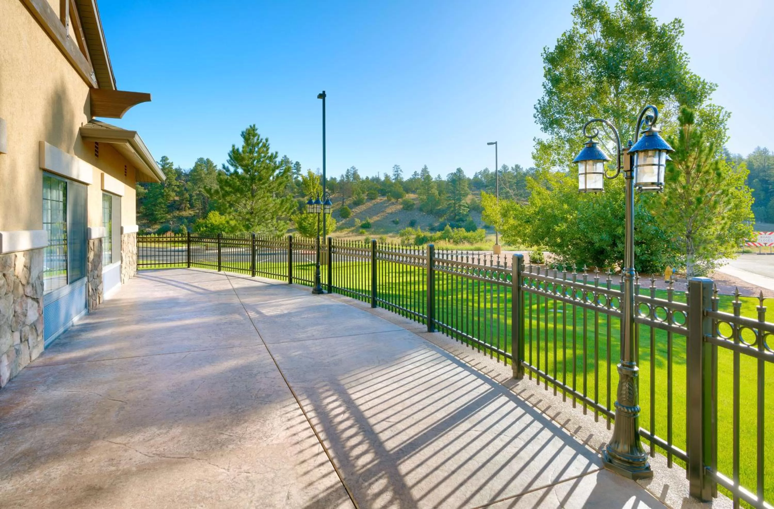Patio in Hampton Inn & Suites Show Low-Pinetop