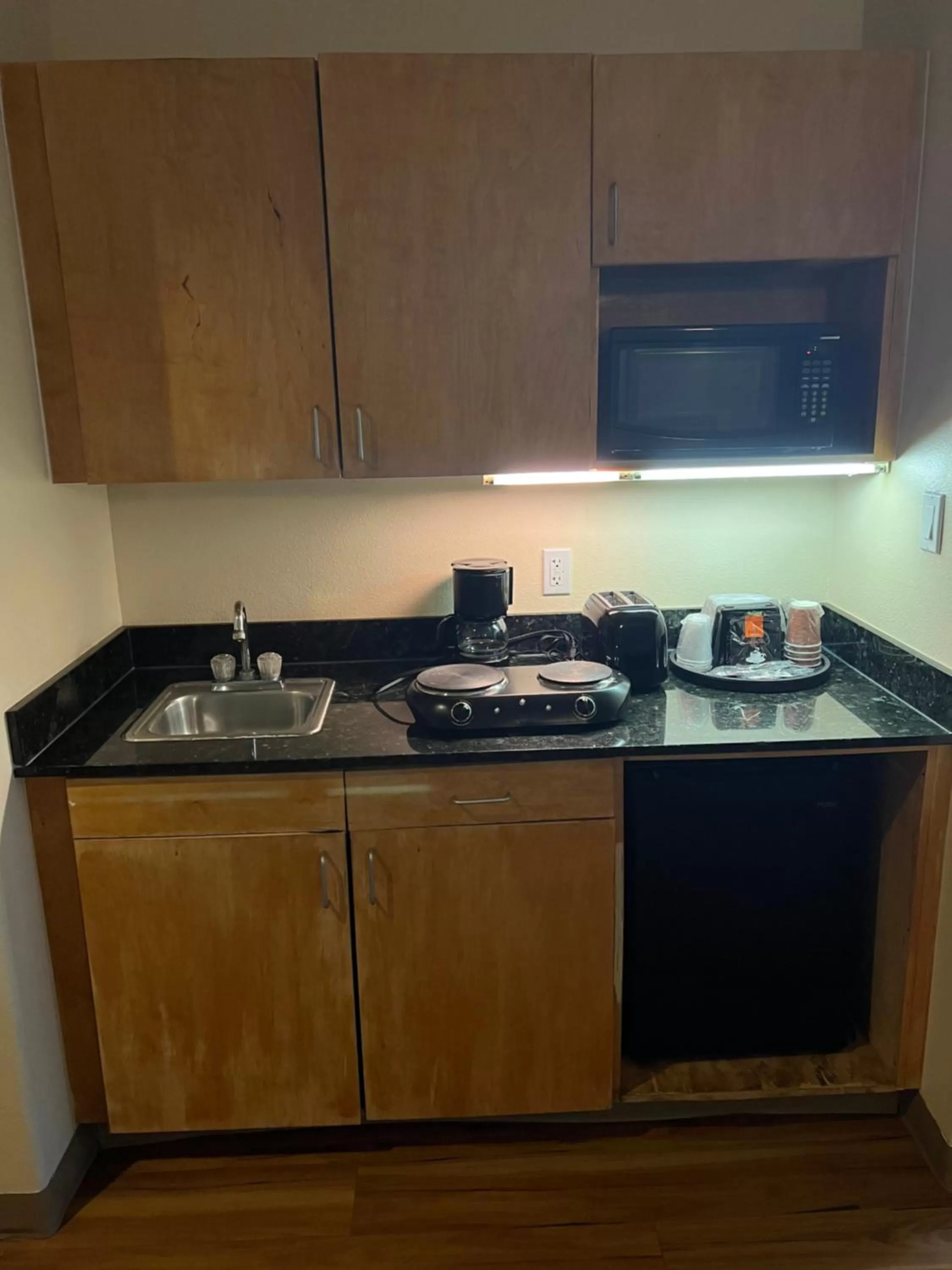 Kitchen or kitchenette in Sunchase Inn & Suites