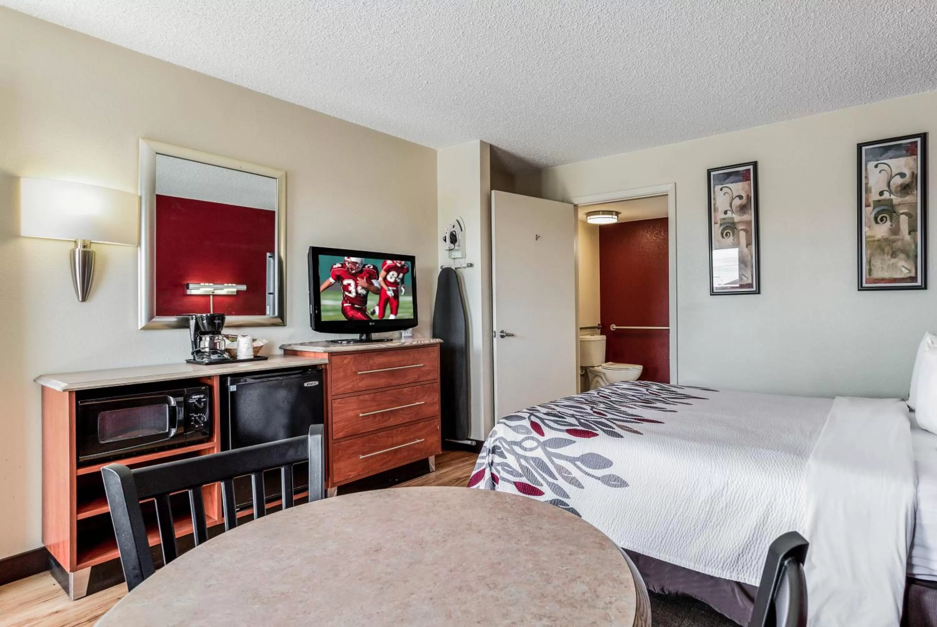 Photo of the whole room, Bed in Red Roof Inn Gallup
