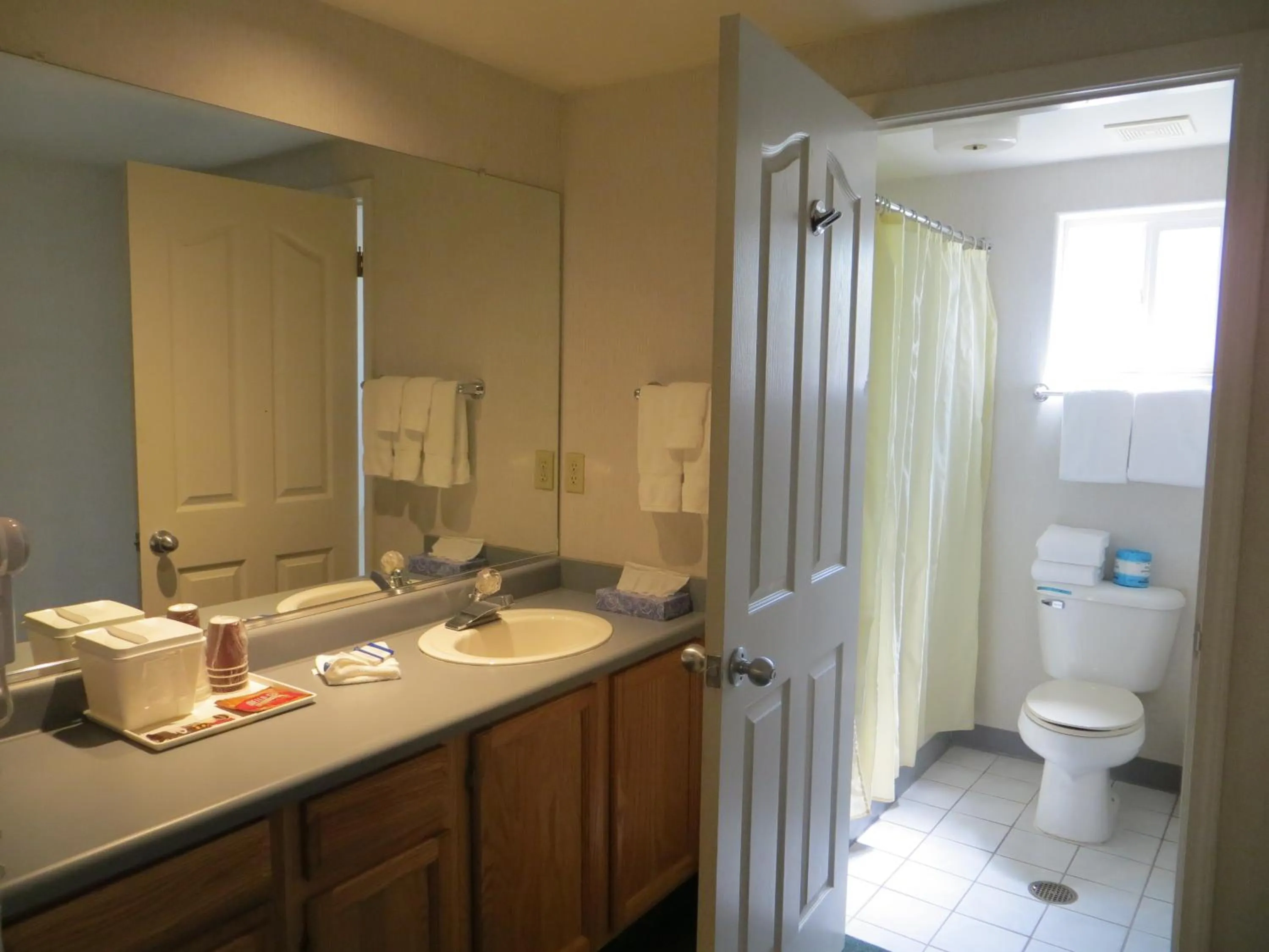 Queen Room with Two Queen Beds in Garden Inn and Suites Fresno