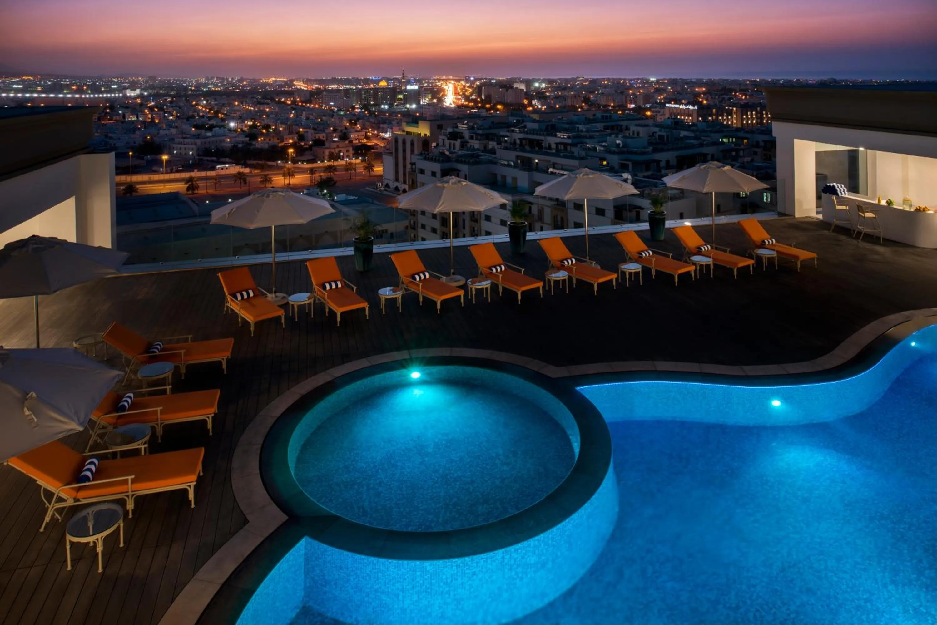 Swimming pool in Fraser Suites Muscat
