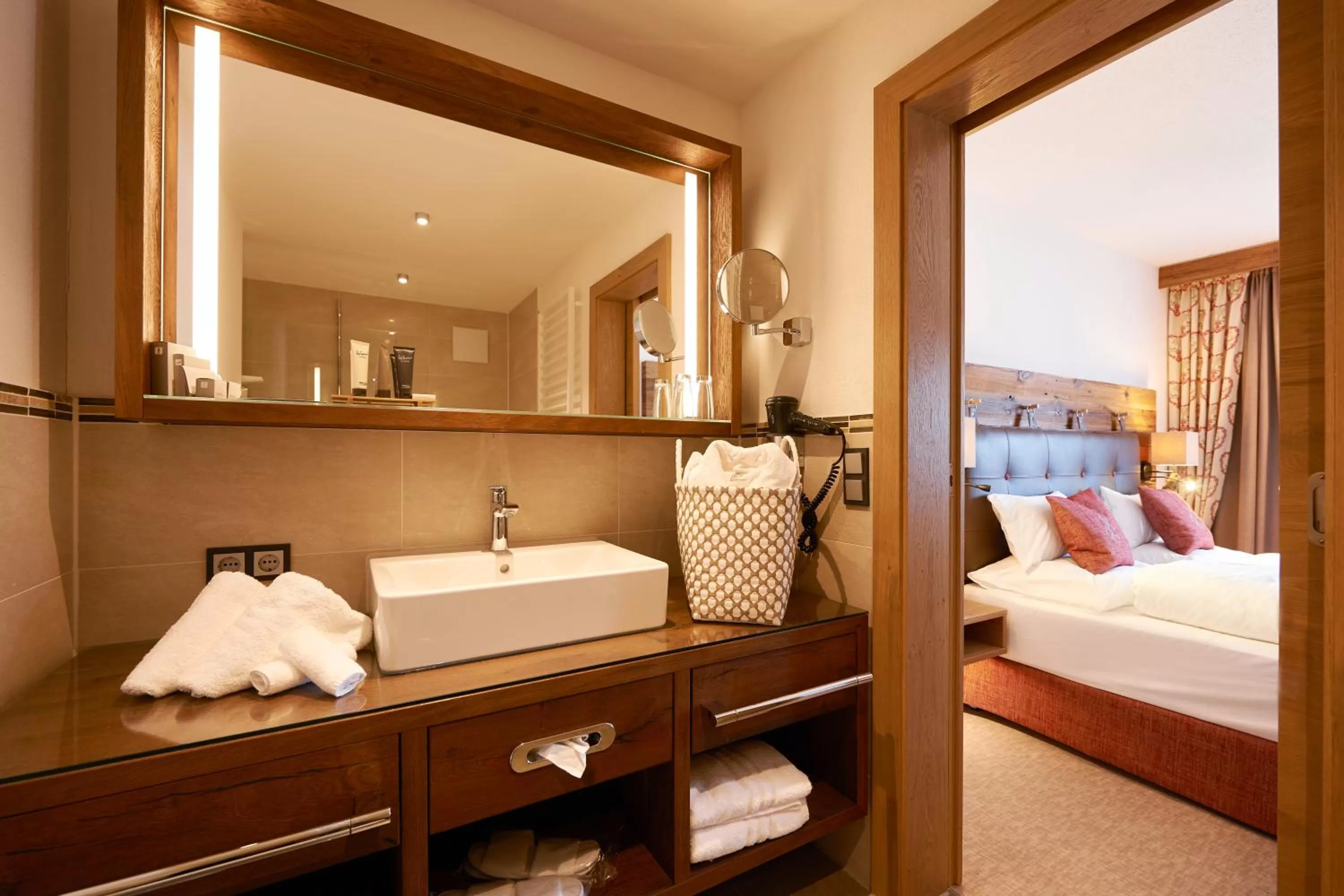 Bathroom, Bed in Boutique Hotel Herzhof - Garni-Appartements - Adults Only