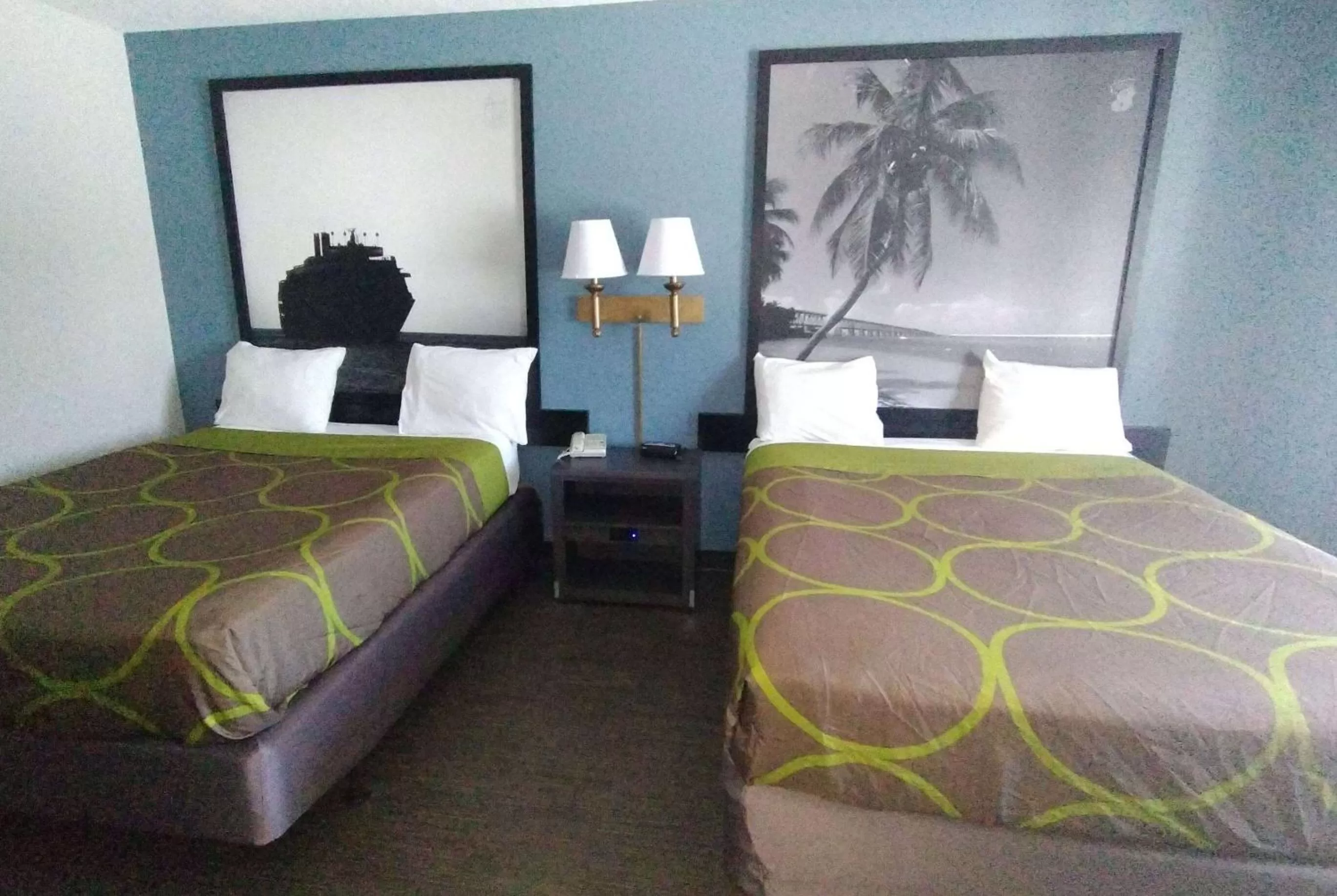 Photo of the whole room, Bed in Super 8 Motel by Wyndham near Fort Lauderdale Arpt