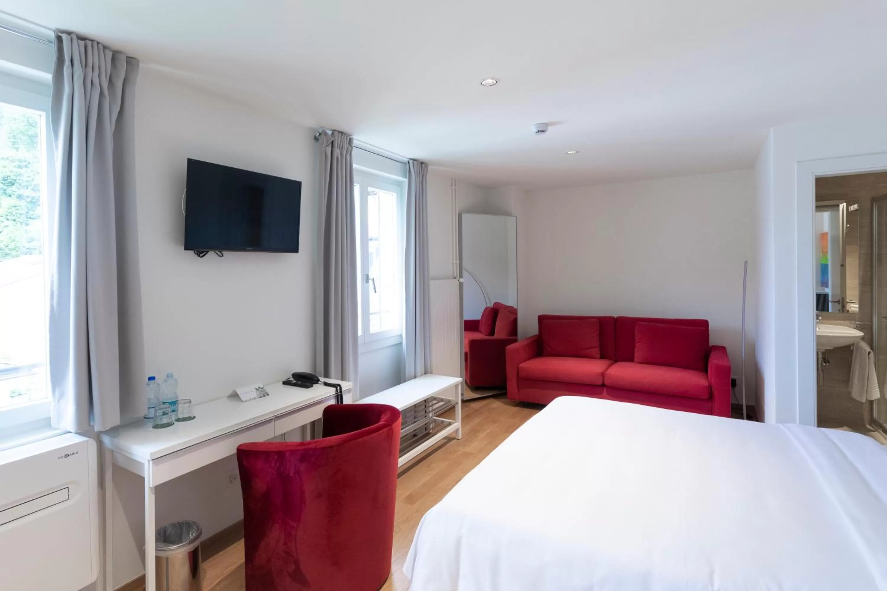 TV and multimedia, Bed in Lac Hotel