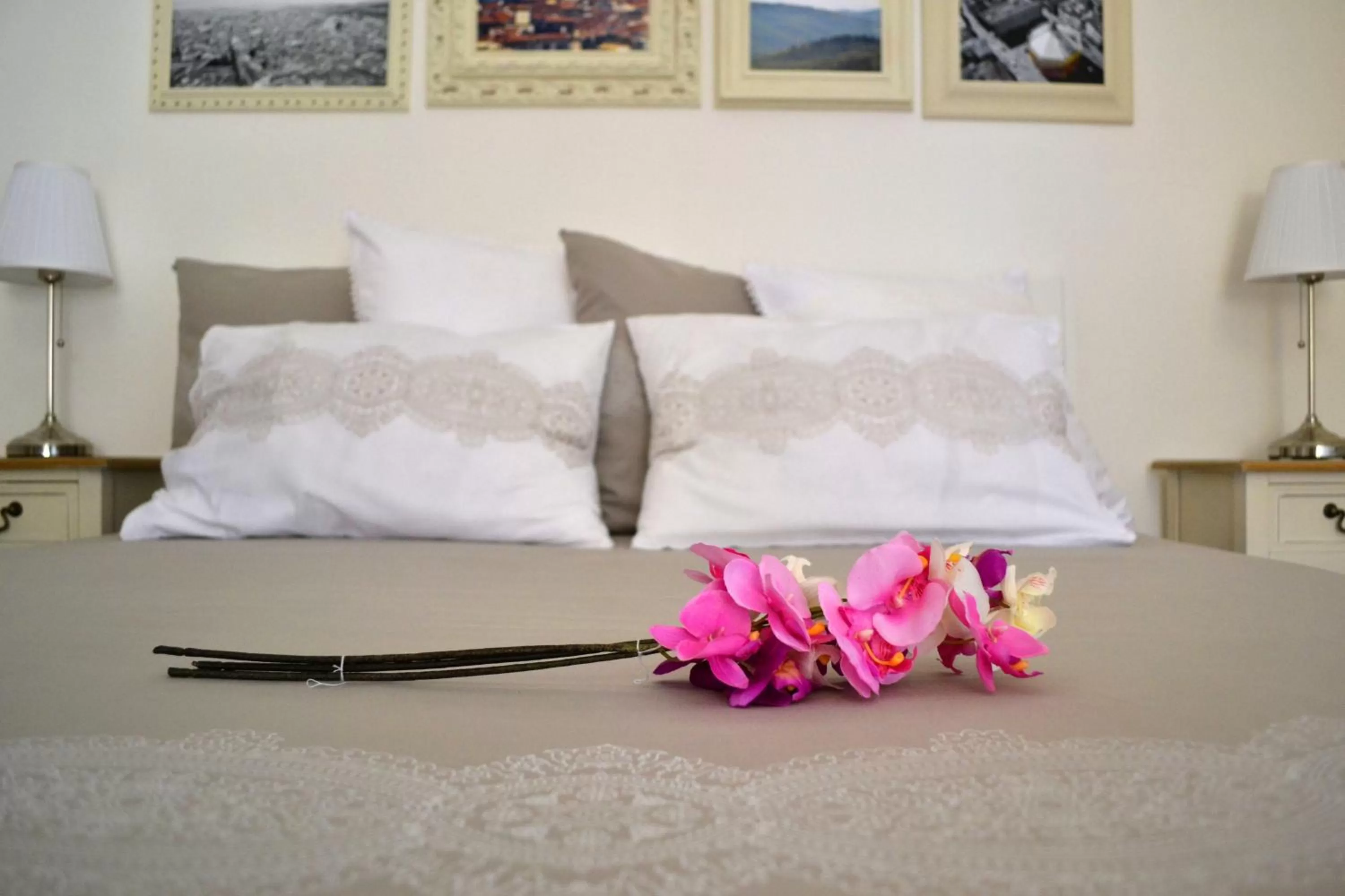 Decorative detail, Bed in Pontevecchio Relais