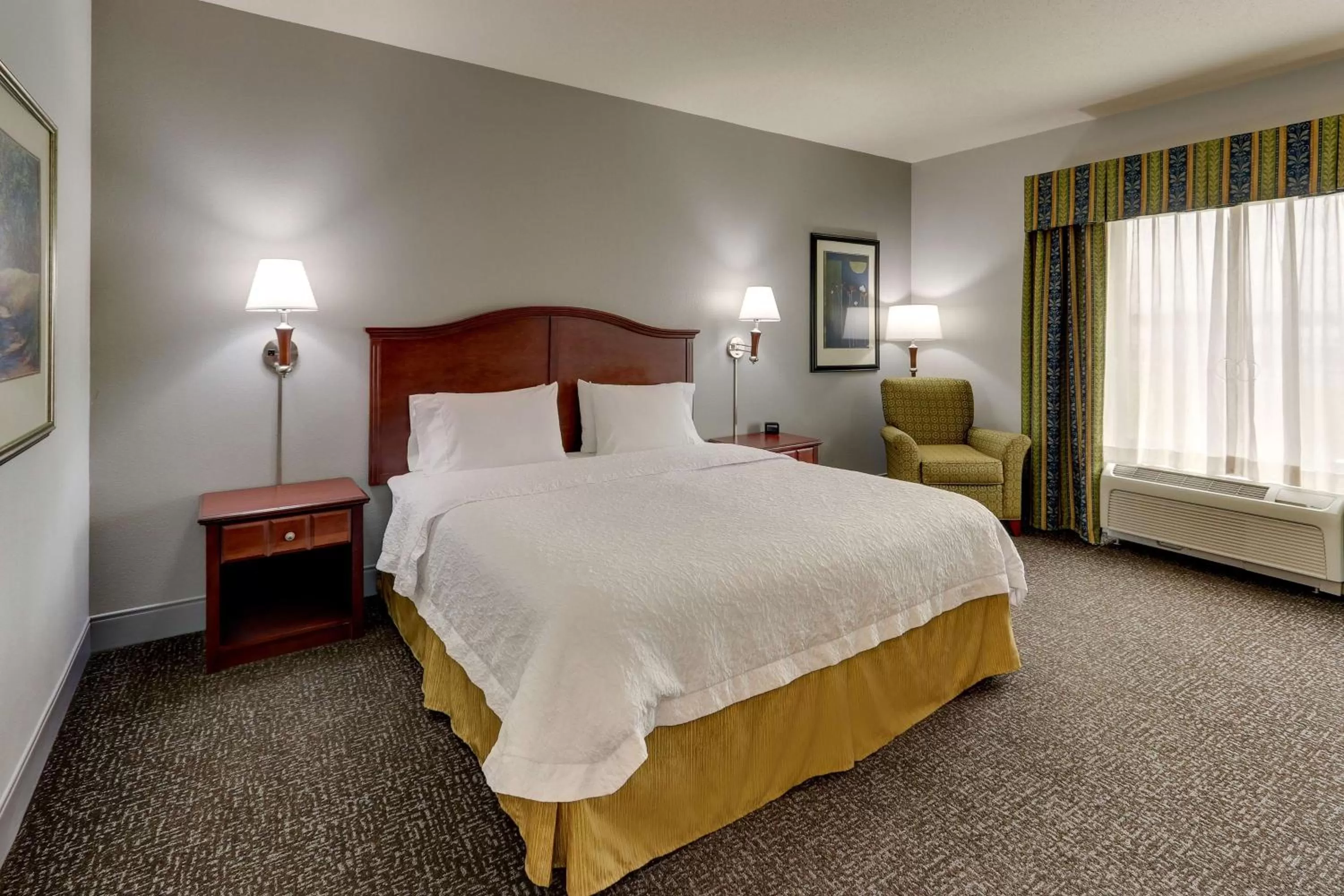 Bed in Hampton Inn & Suites Indianapolis-Airport