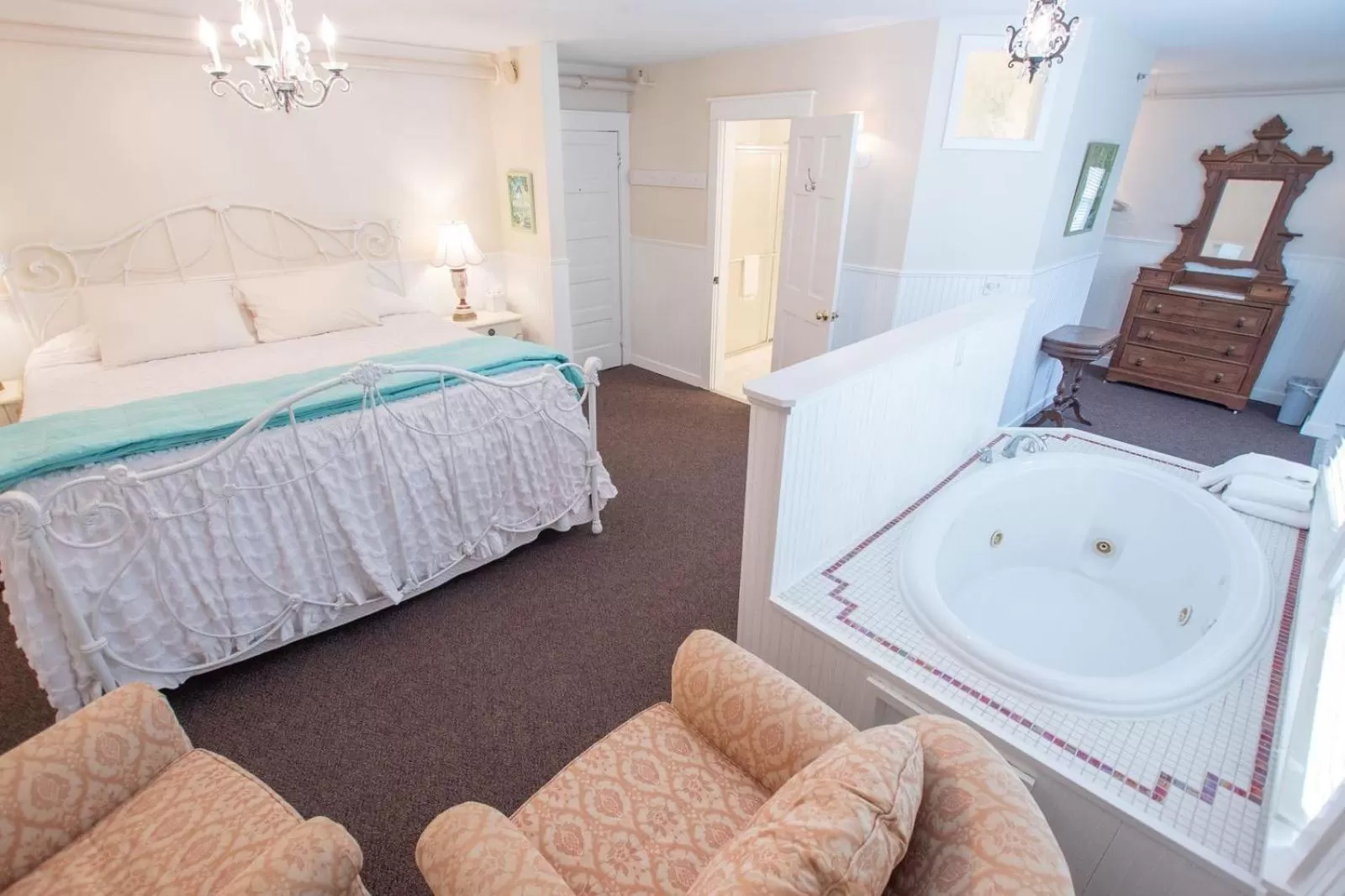 Bed in Terrace Inn and 1911 Restaurant