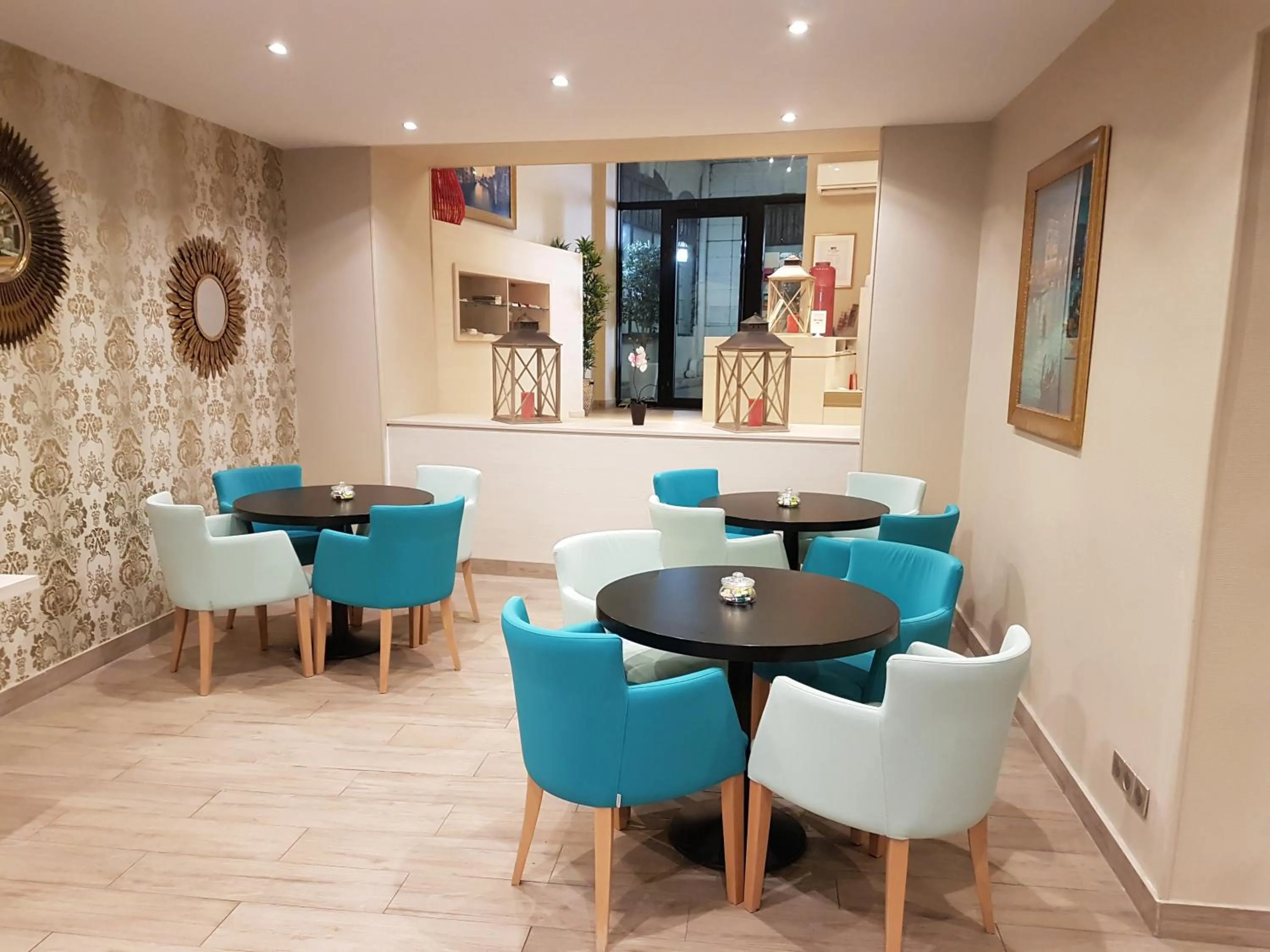 Buffet breakfast in The Originals Boutique, Hôtel Danieli, Avignon