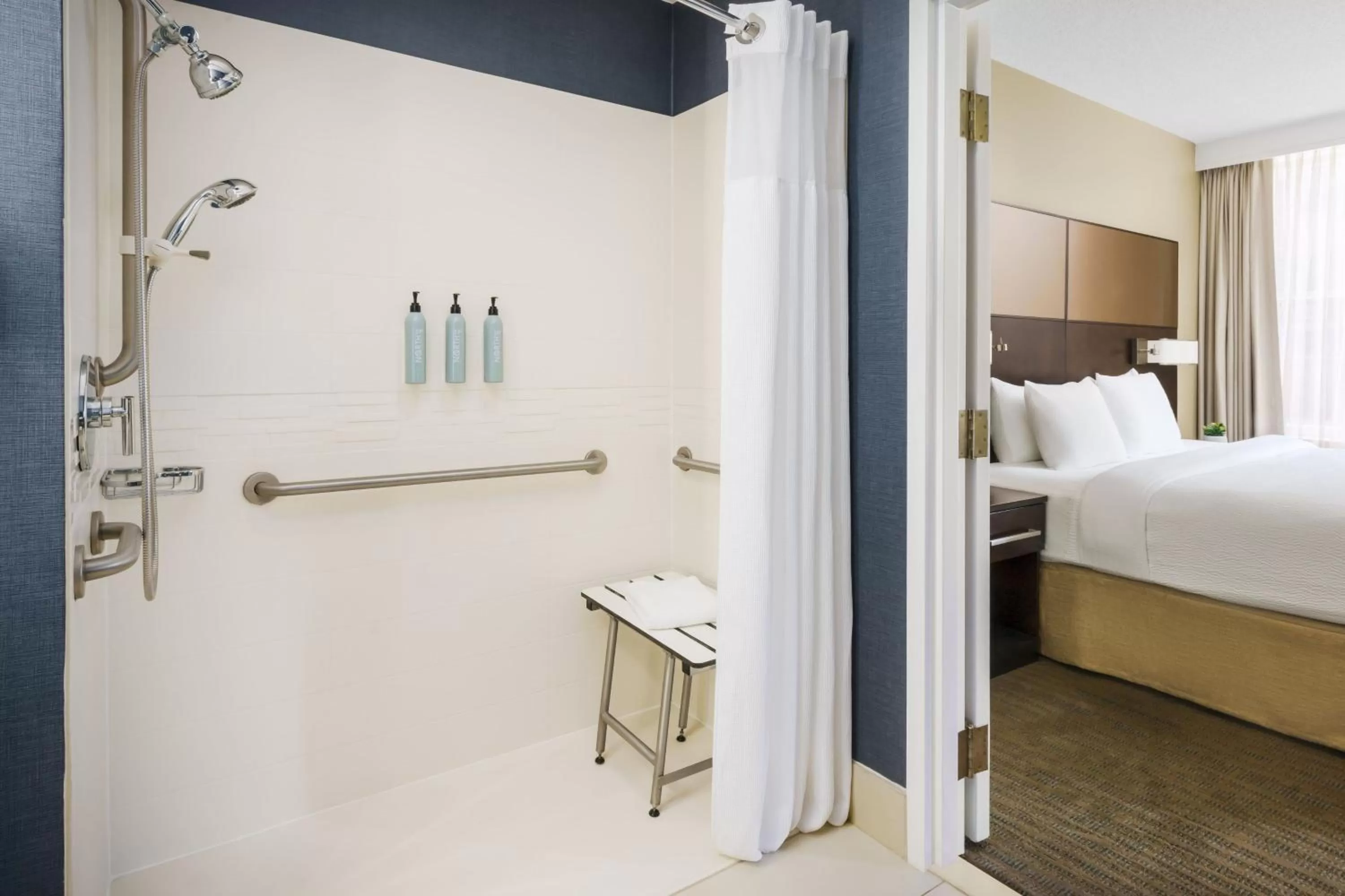 Bathroom, Bed in Residence Inn Atlanta Downtown