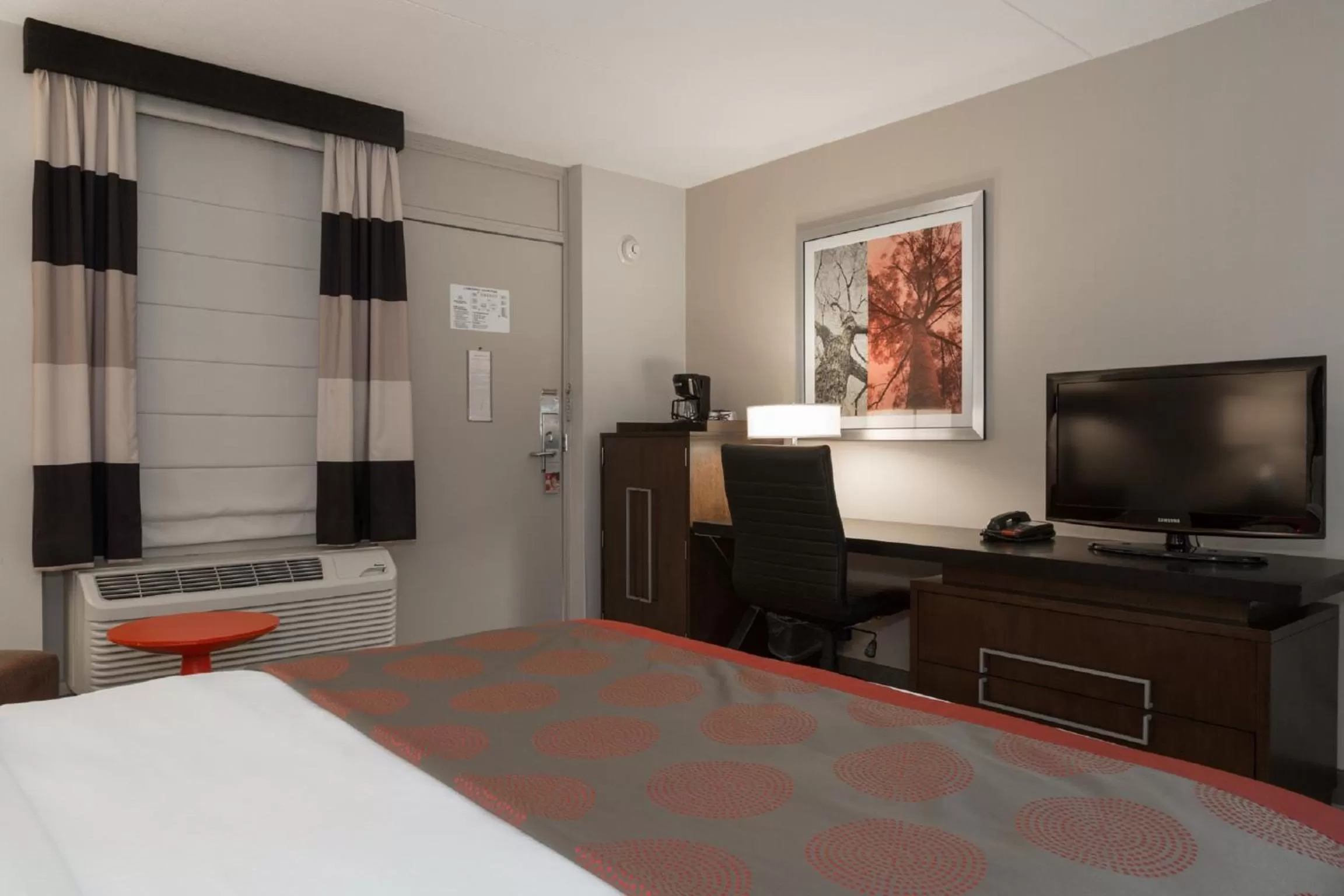 TV and multimedia, Bed in Ramada by Wyndham Boston