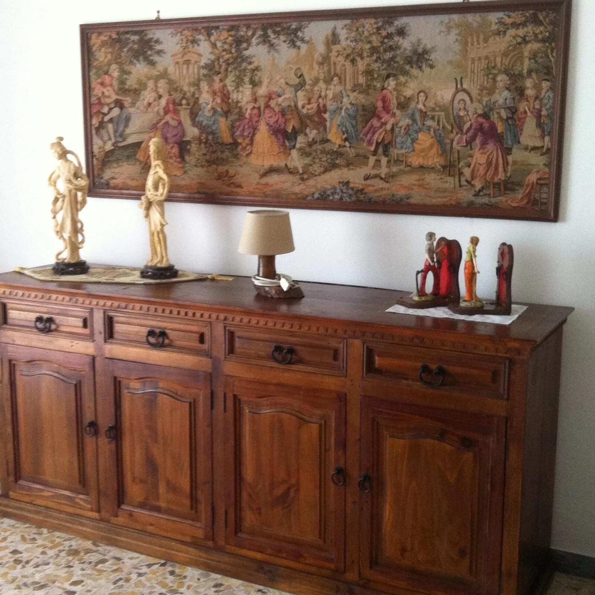 Decorative detail in Cav Costa degli Etruschi