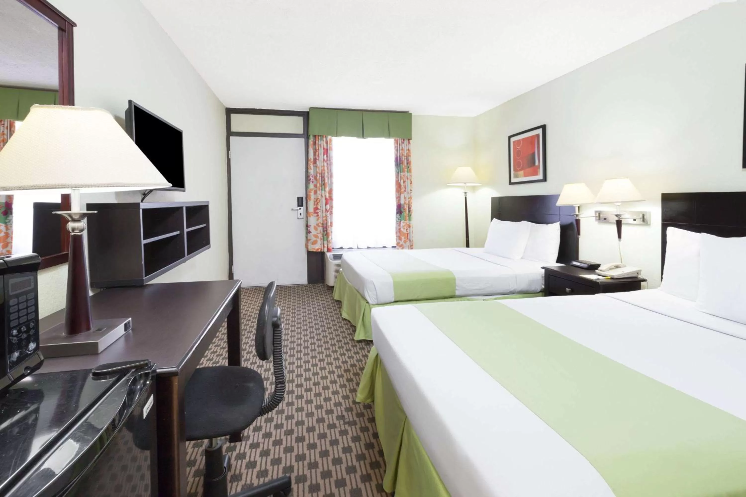 Photo of the whole room, Bed in Days Inn by Wyndham Irving Grapevine DFW Airport North