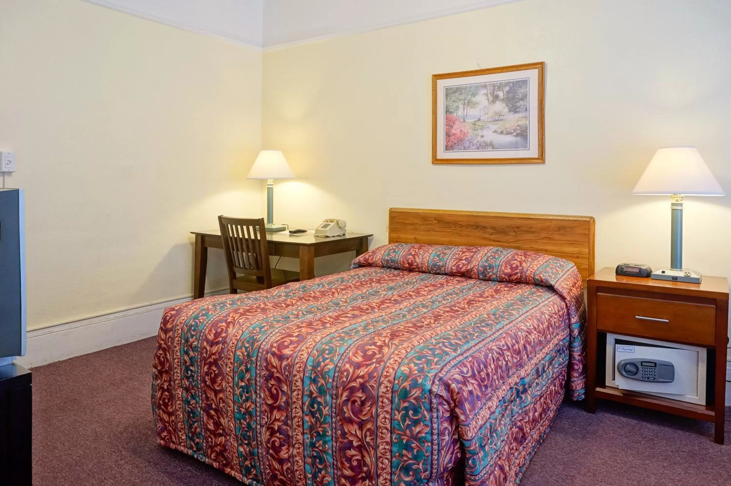 Photo of the whole room, Bed in Grant Hotel