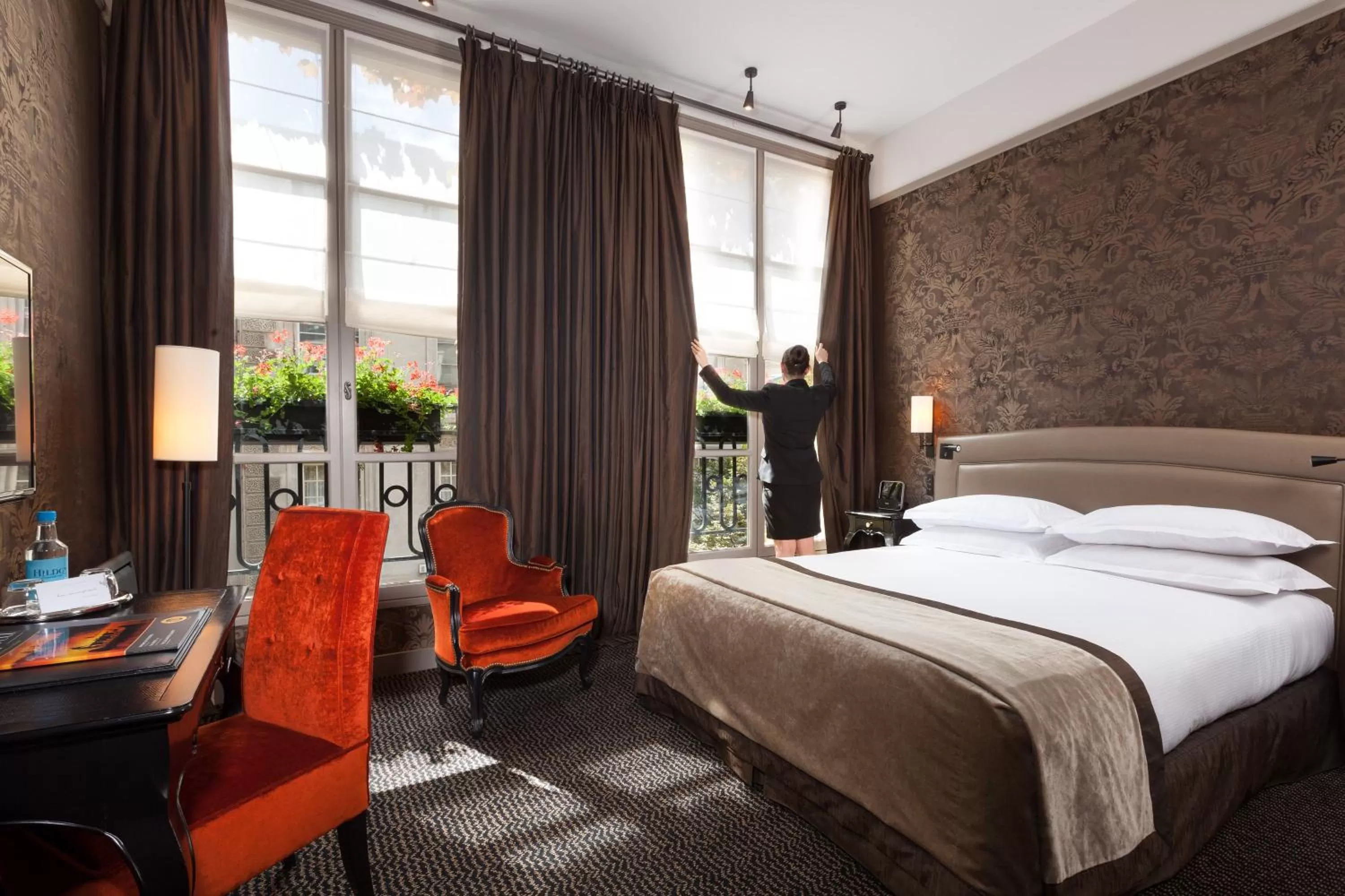 Photo of the whole room, Bed in Le Pavillon de la Reine & Spa, Place des Vosges