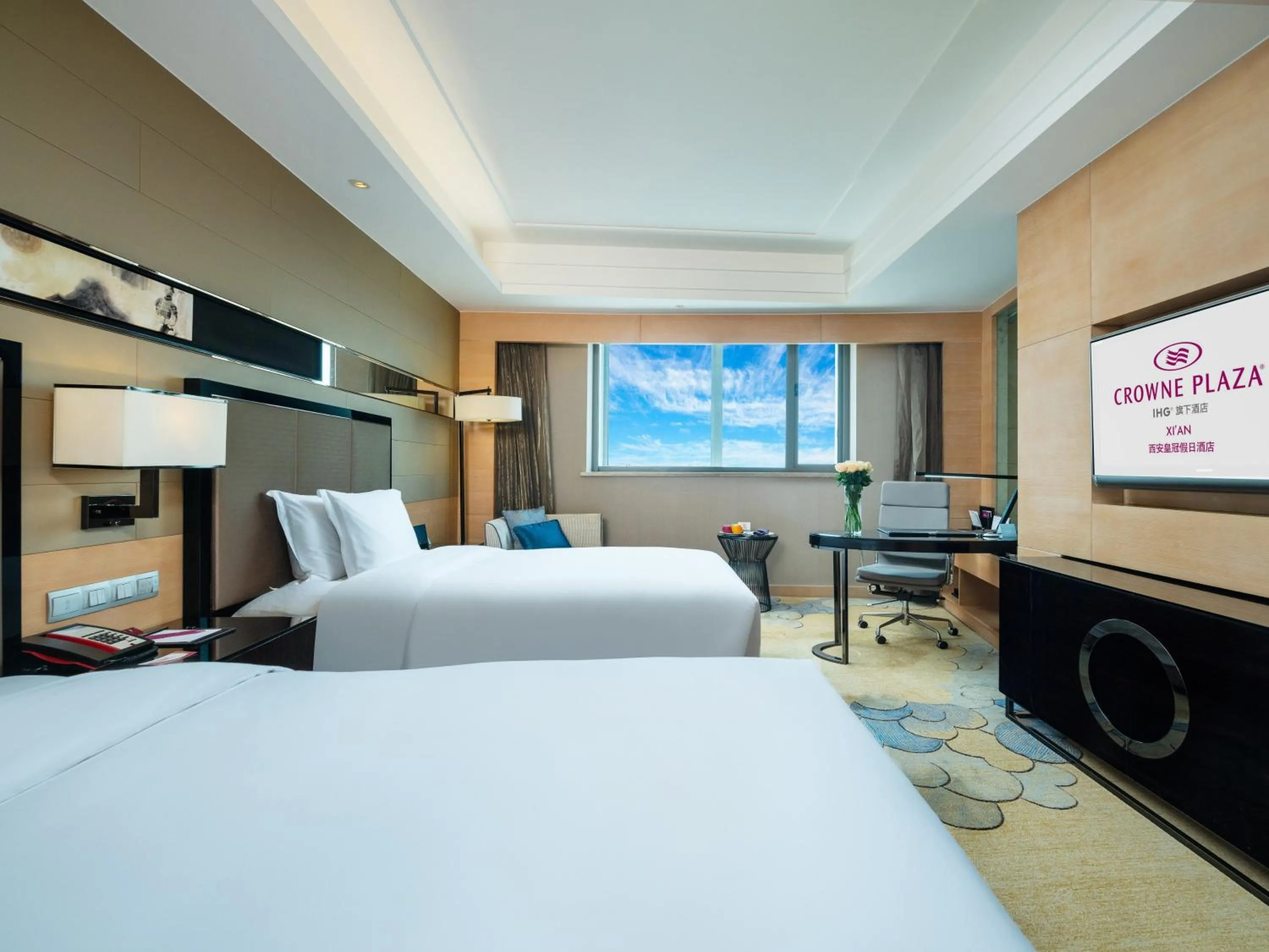 Photo of the whole room, Bed in Crowne Plaza Xi'an by IHG