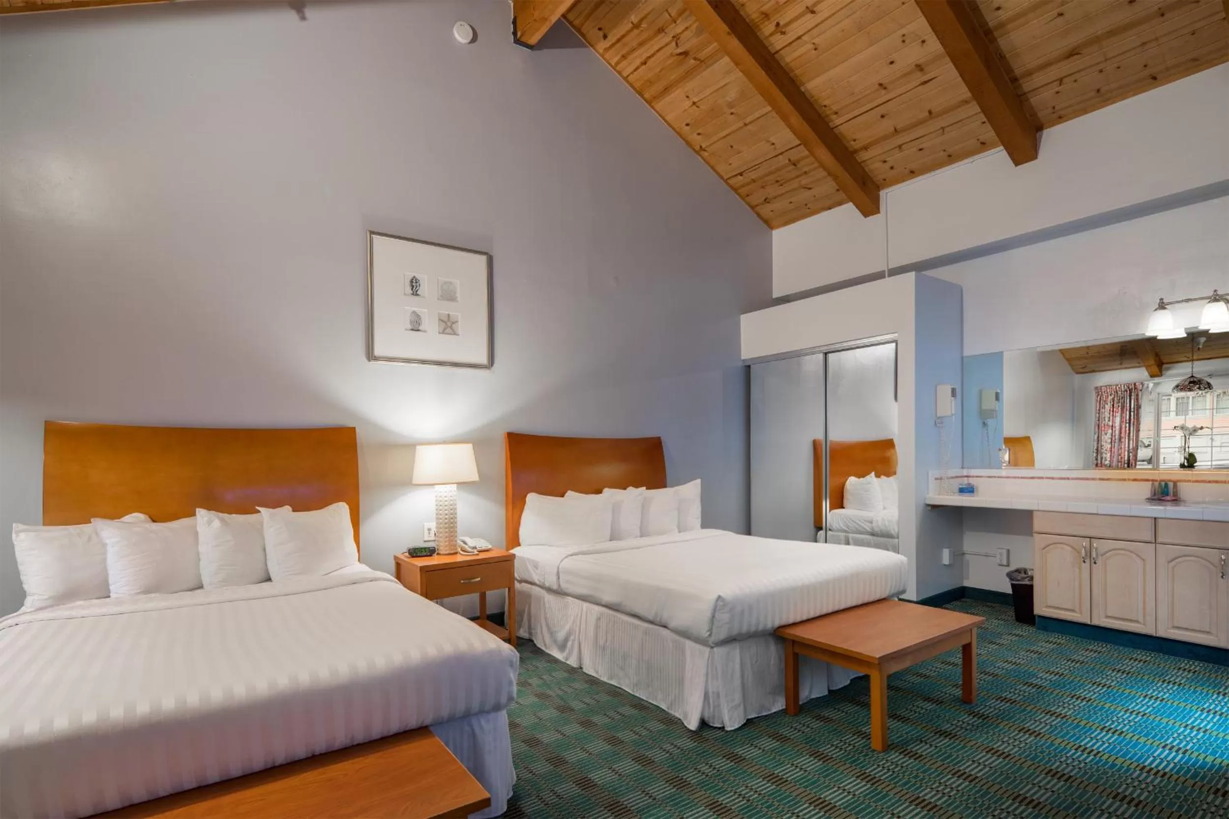 Bed in Butterfly Grove Inn