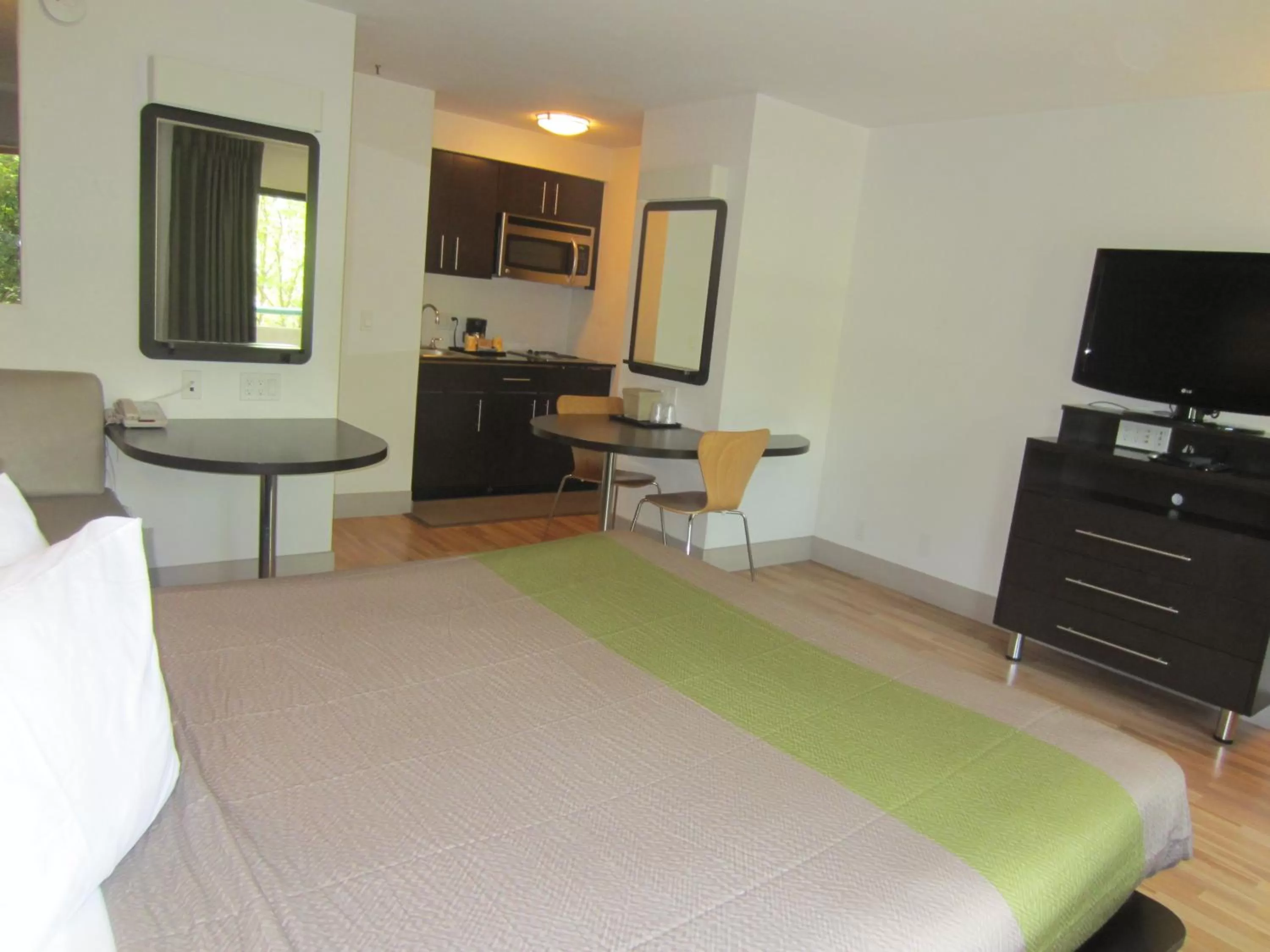 Photo of the whole room in Studio 6-Concord, CA