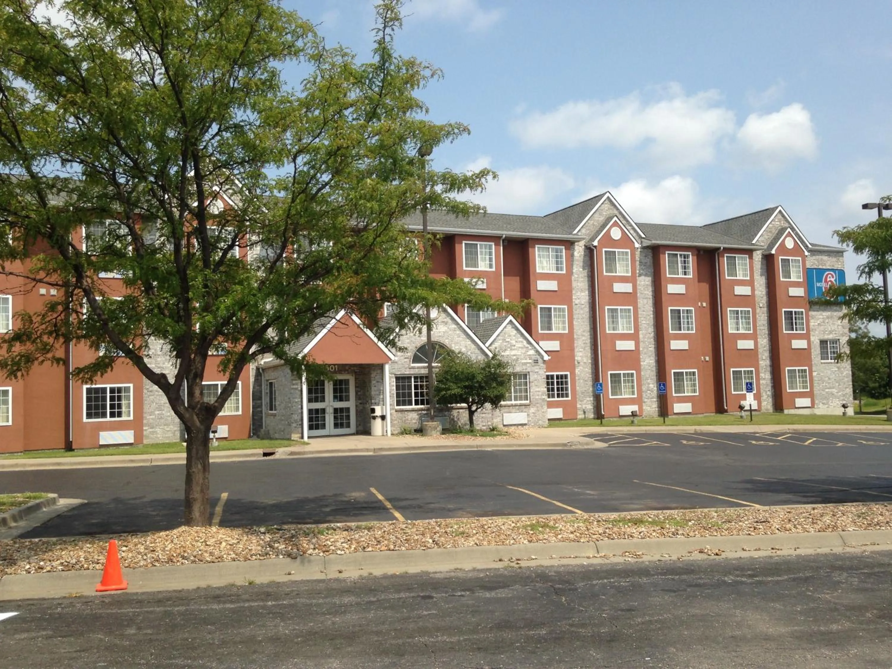 Property building in Motel 6-Olathe, KS