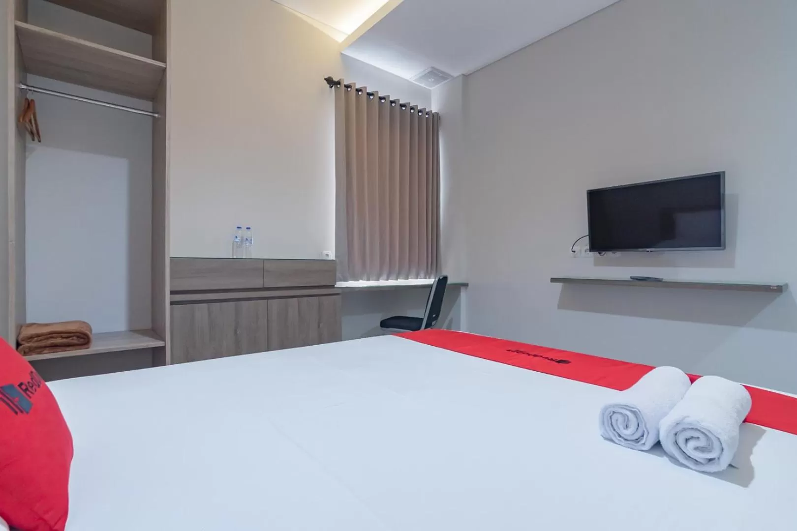 TV and multimedia, Bed in RedDoorz Plus @ Cirebon City Center
