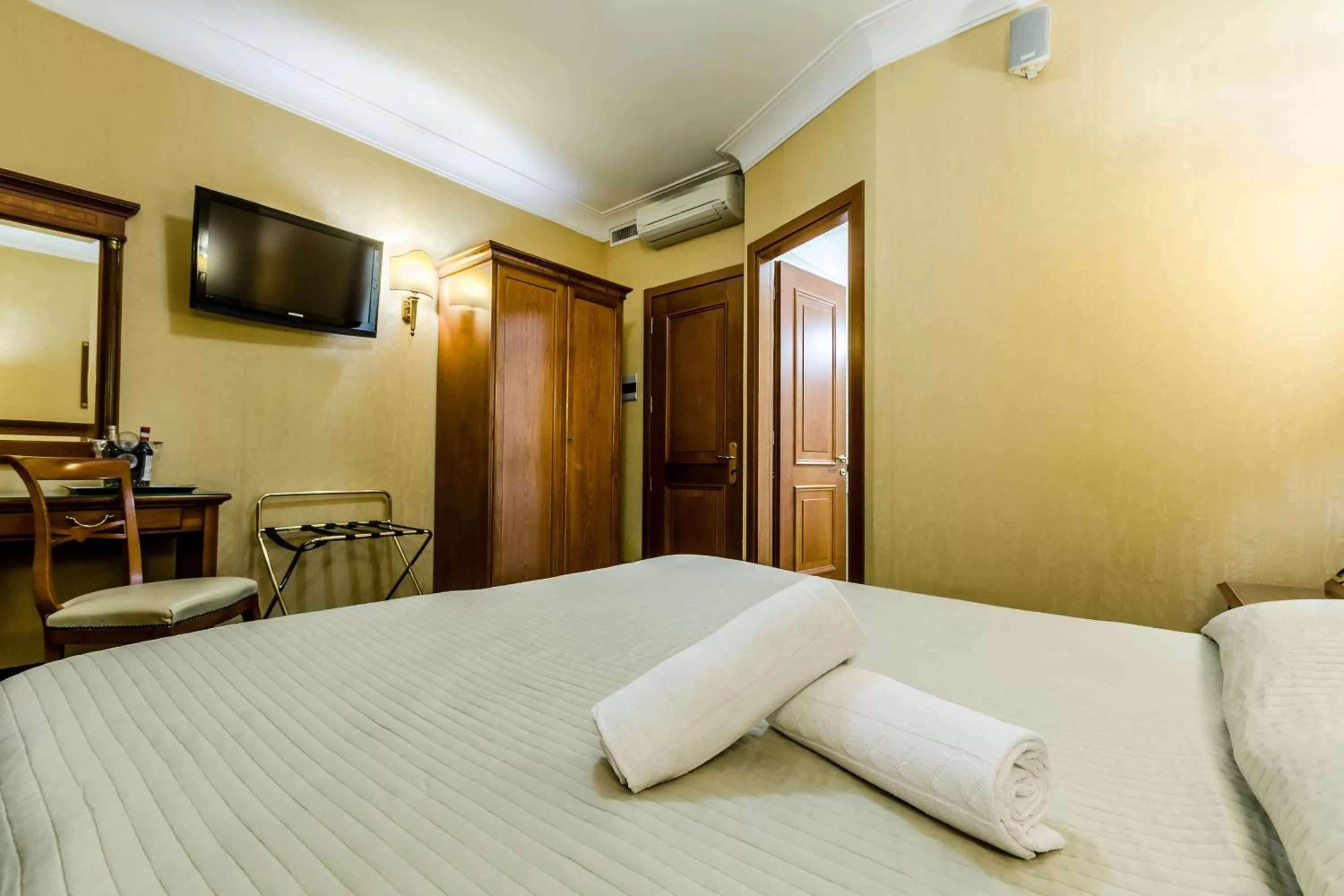 Photo of the whole room, Bed in Luxury Rooms H 2000 Roma