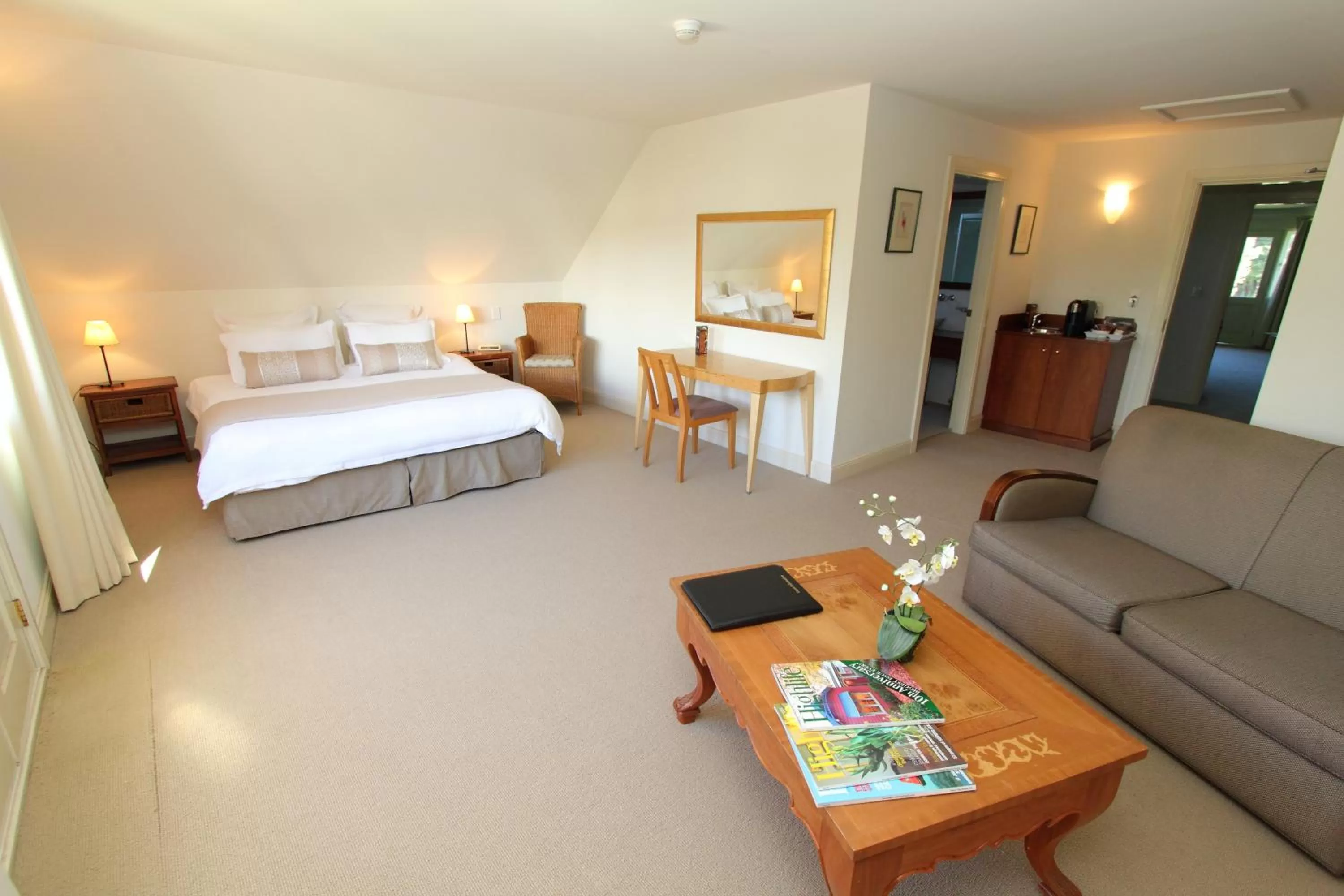 Photo of the whole room, Bed in Fitzroy Inn Historic Retreat Mittagong