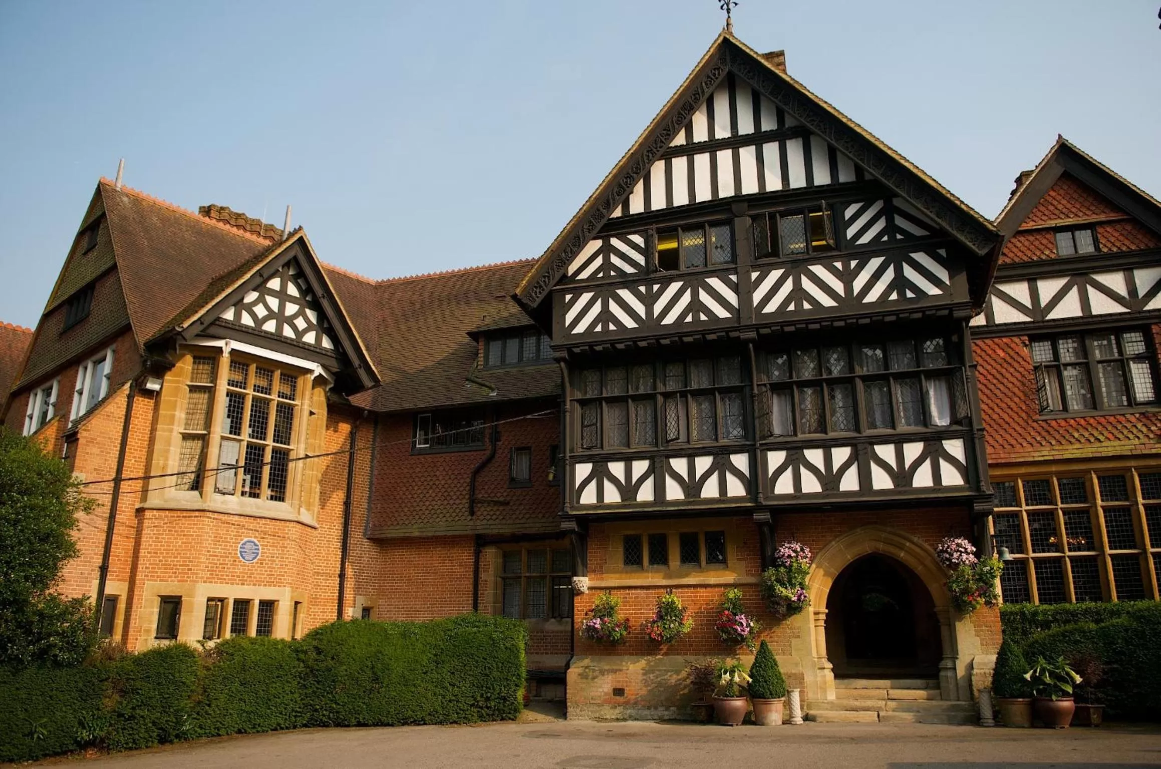 Facade/entrance in Best Western PLUS Grim's Dyke Hotel