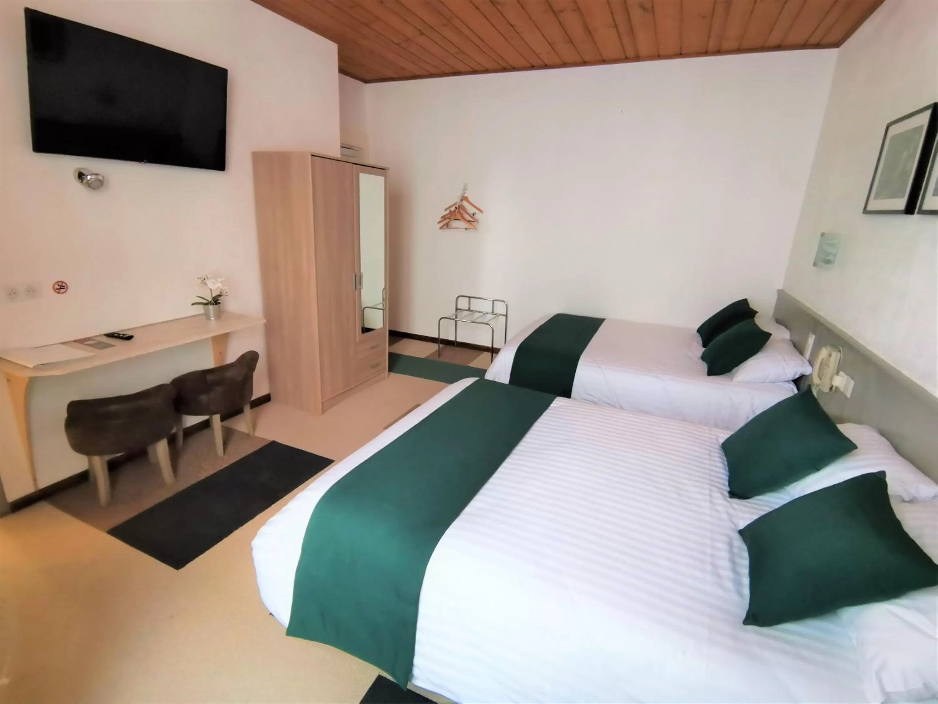 Bed in Hotel Les Montagnards