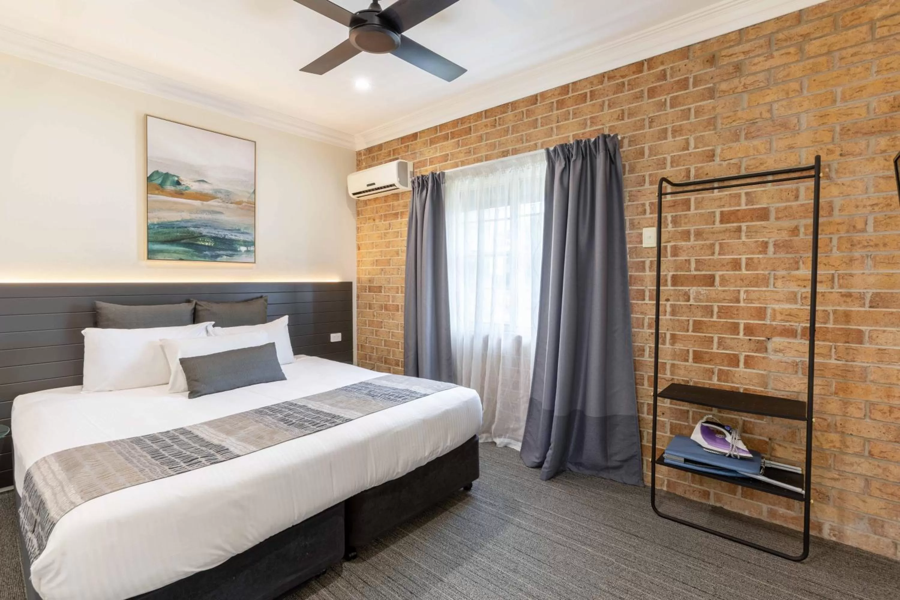 Bedroom, Bed in Coopers Colonial Motel