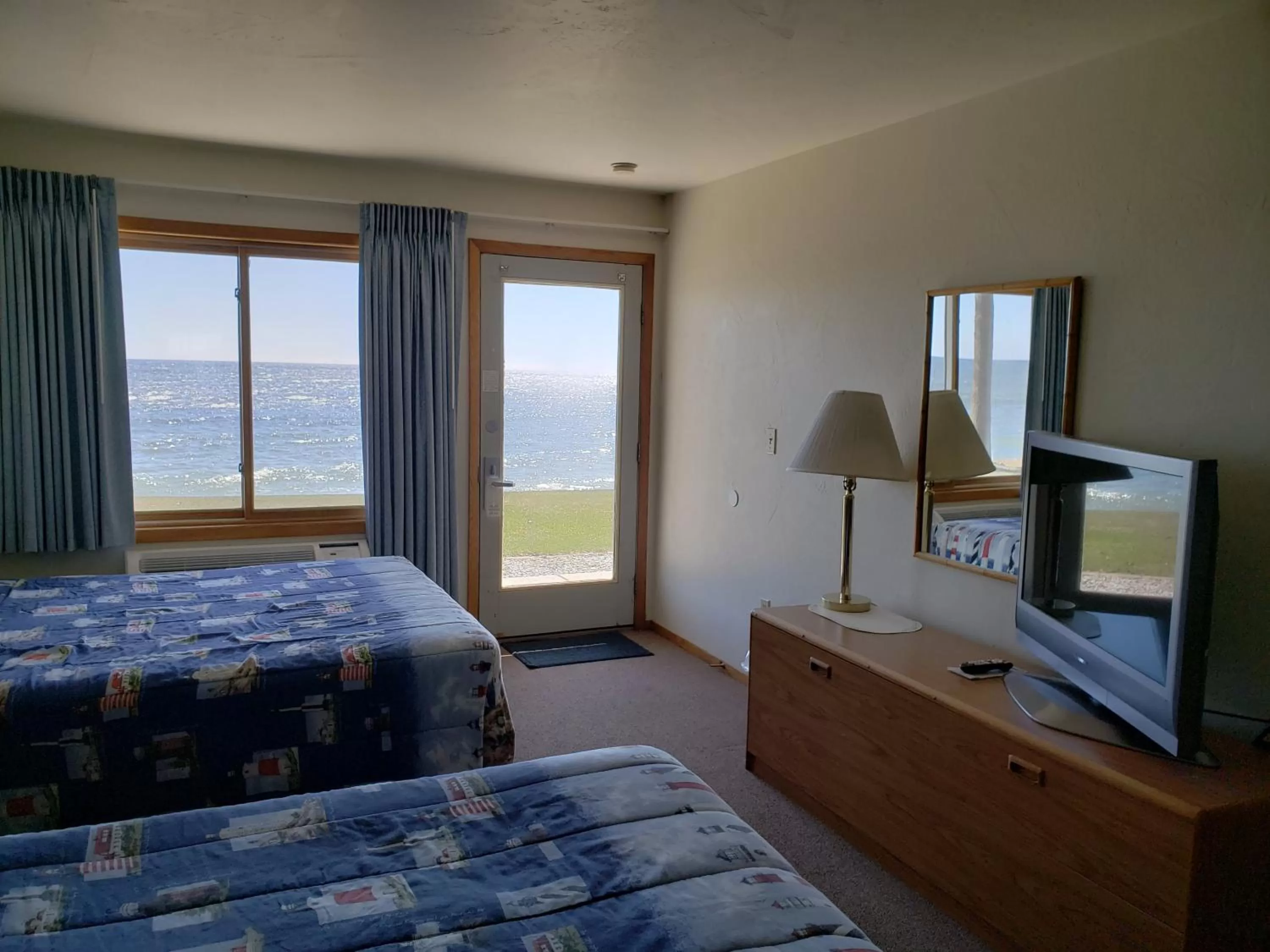 Bed in Algoma Beach Motel