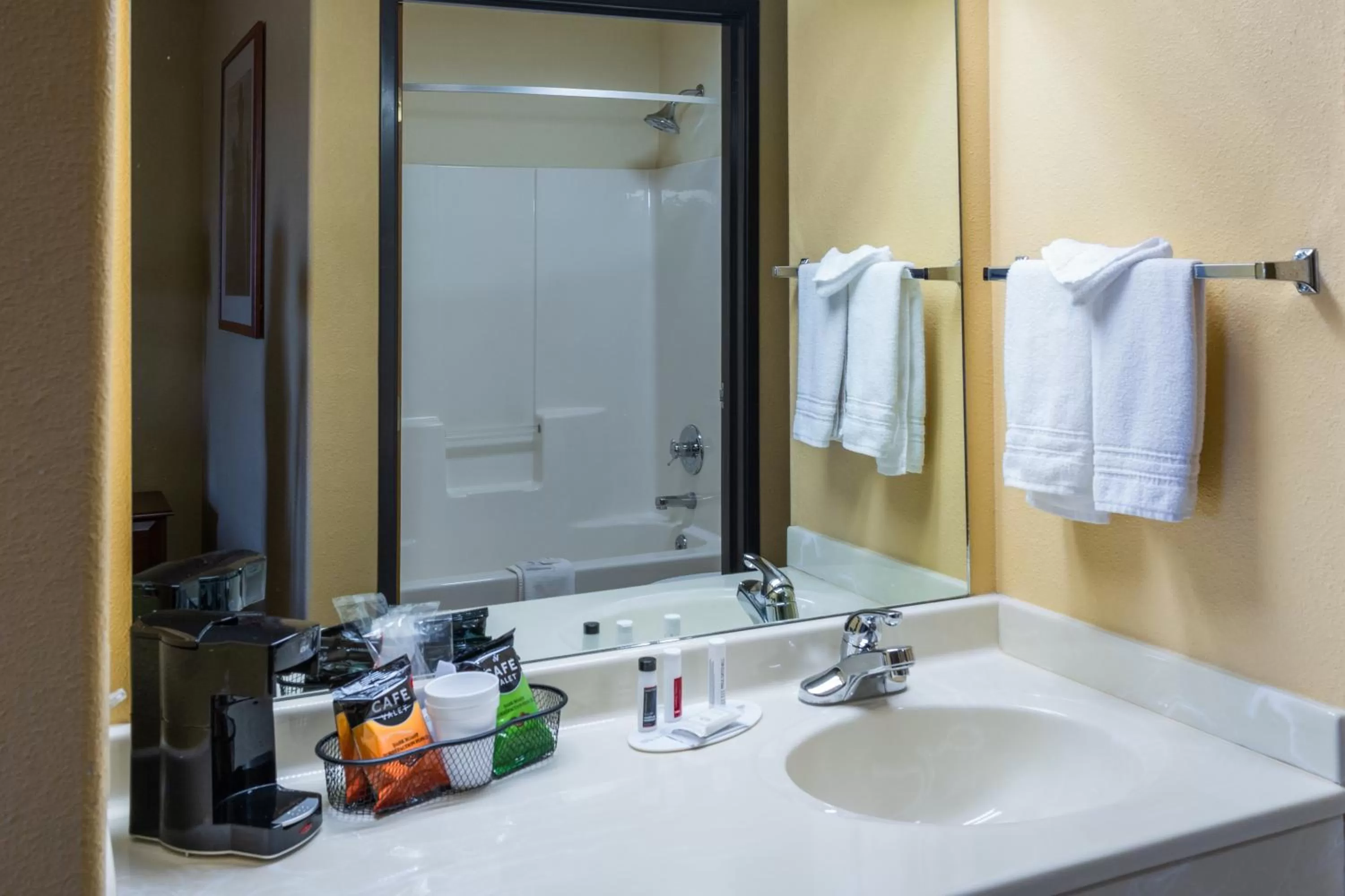 Bathroom in Pinedale Hotel & Suites