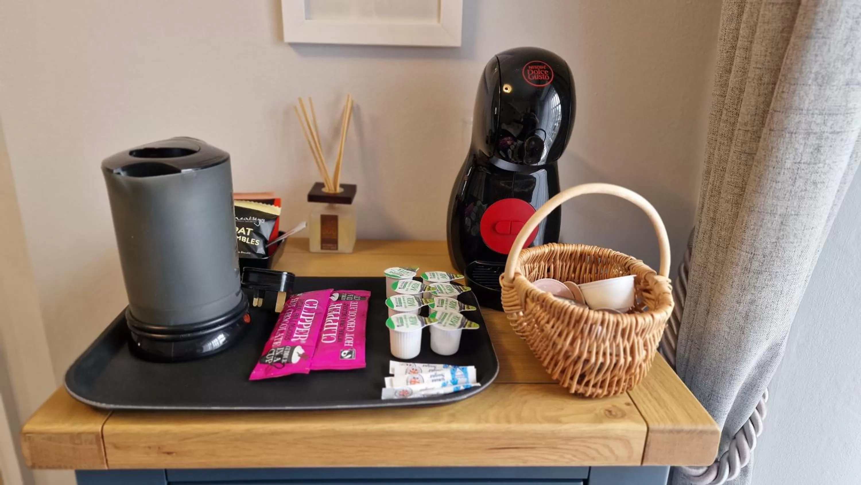 Coffee/tea facilities in Bonny Brae House by Woodland Park
