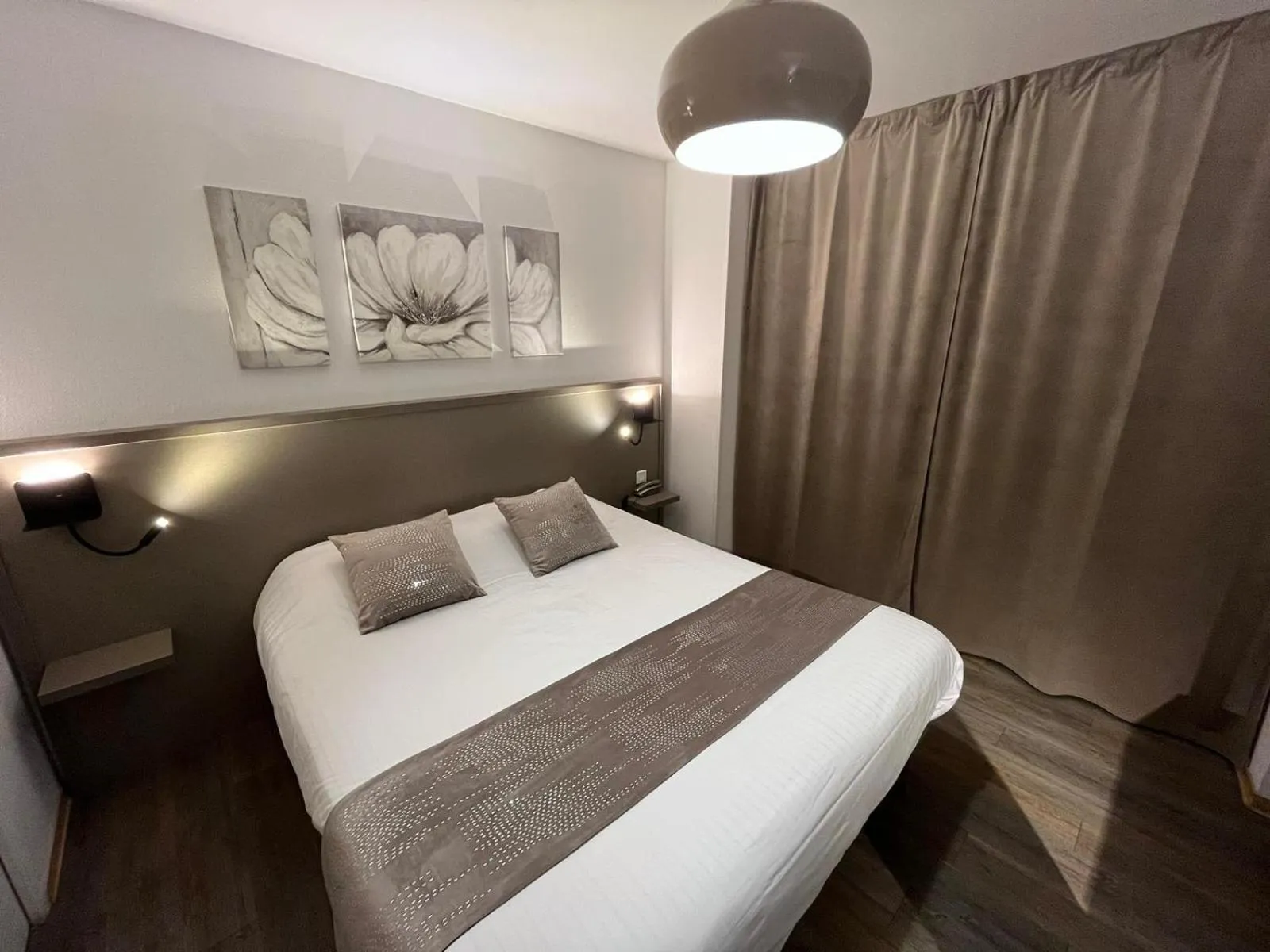 Bed in Cit'Hotel Le Cheval Blanc, Cognac Centre