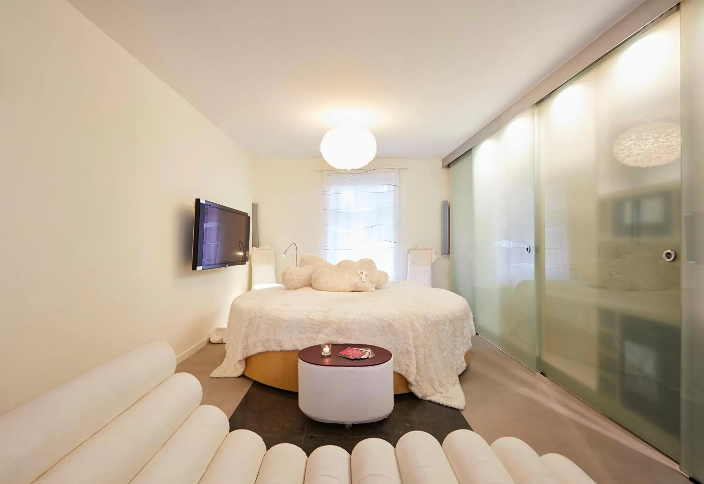 Photo of the whole room, Bed in Der Zauberlehrling