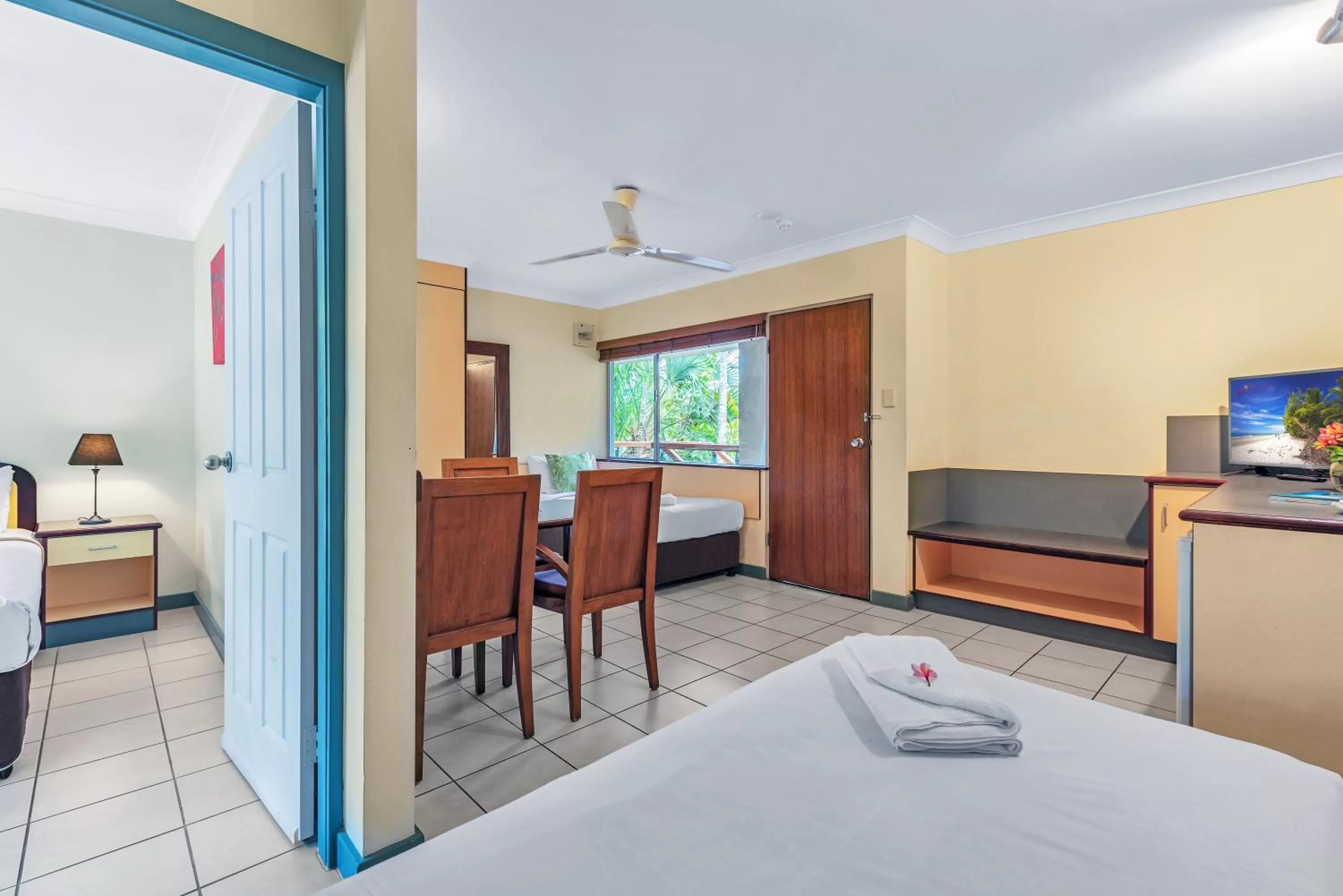 Bed in Bay Village Tropical Retreat & Apartments