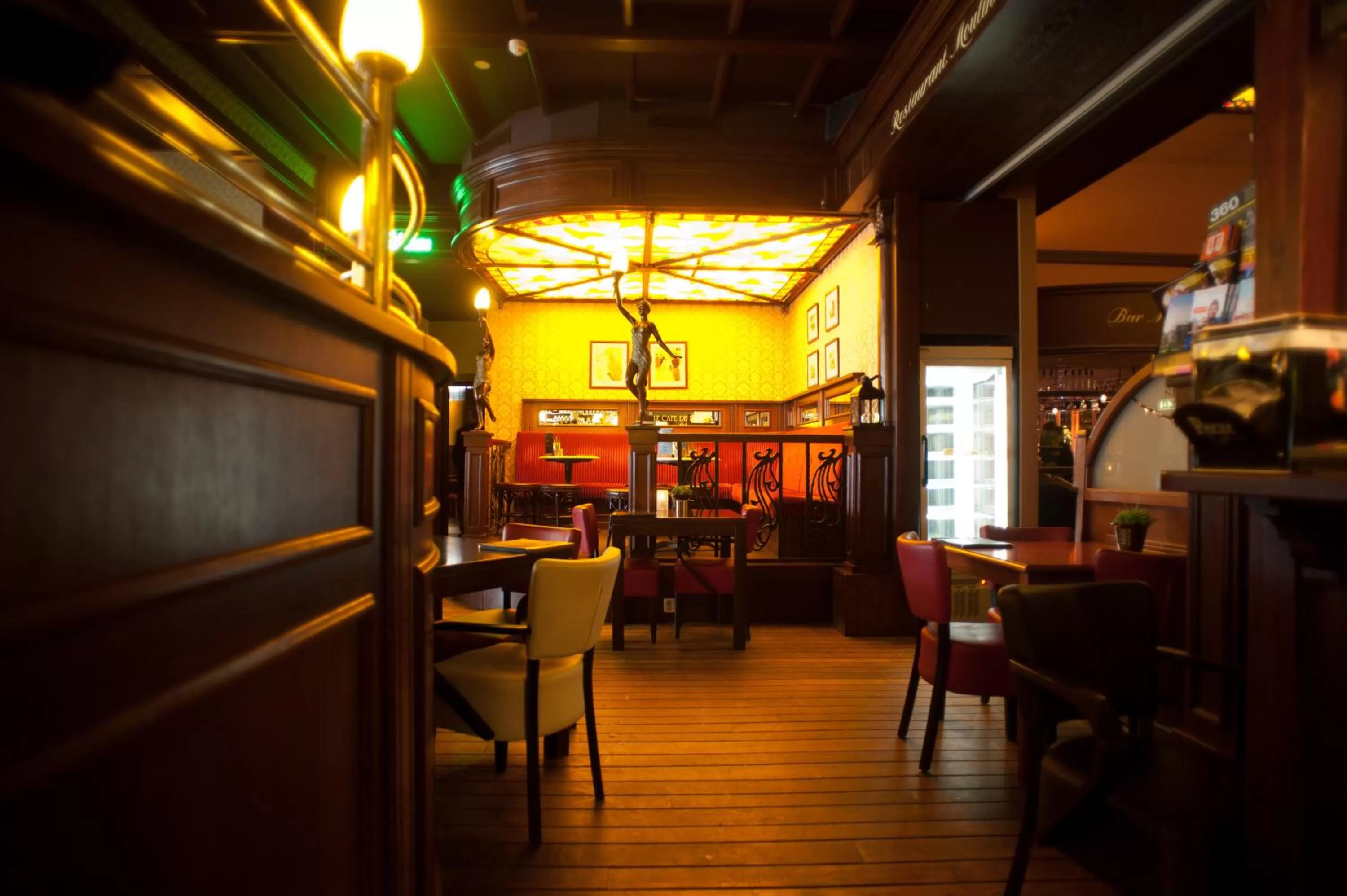 Lounge or bar in Hotel et le Cafe de Paris