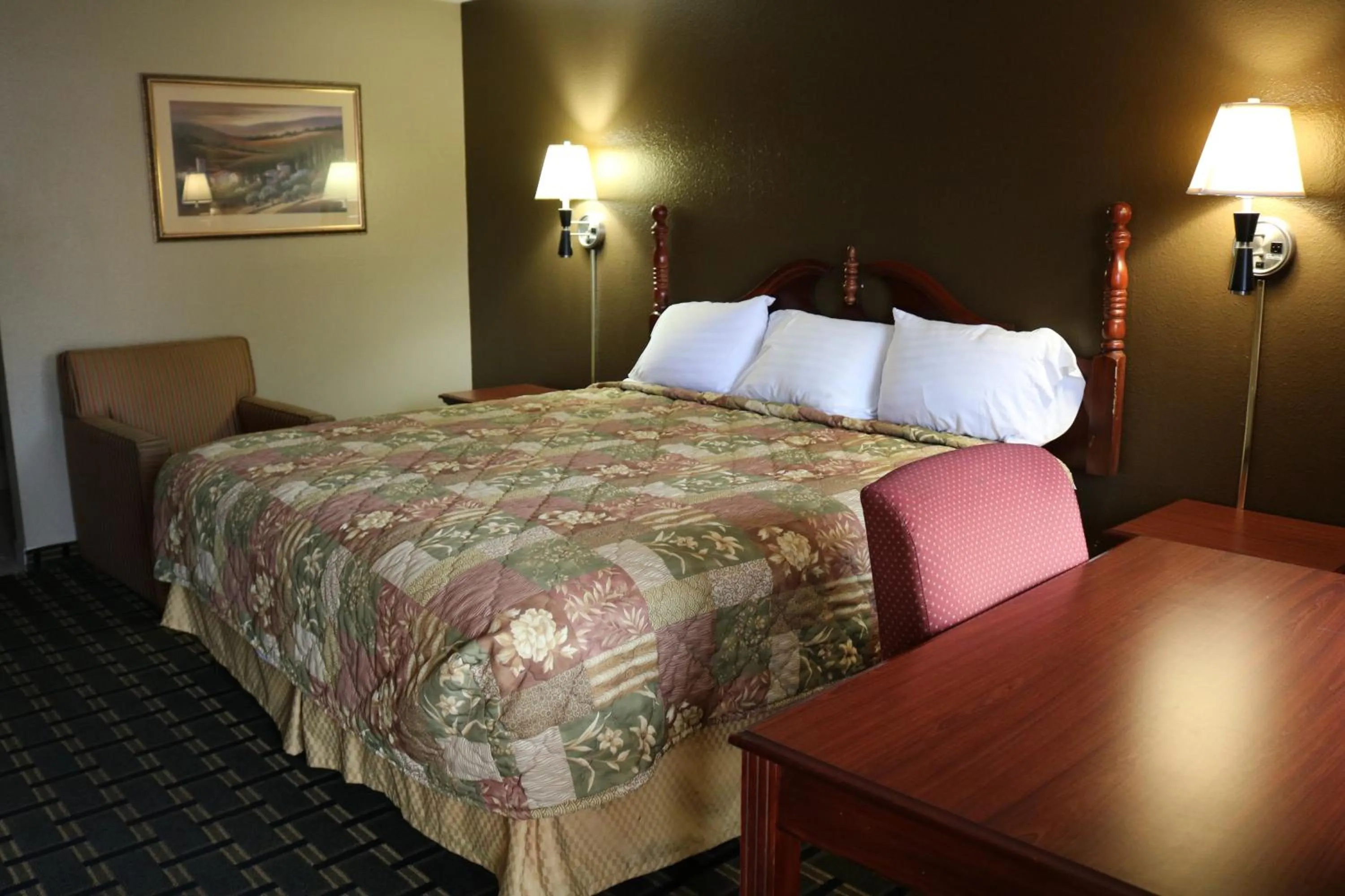 Bed in Battlefield Inn Springfield
