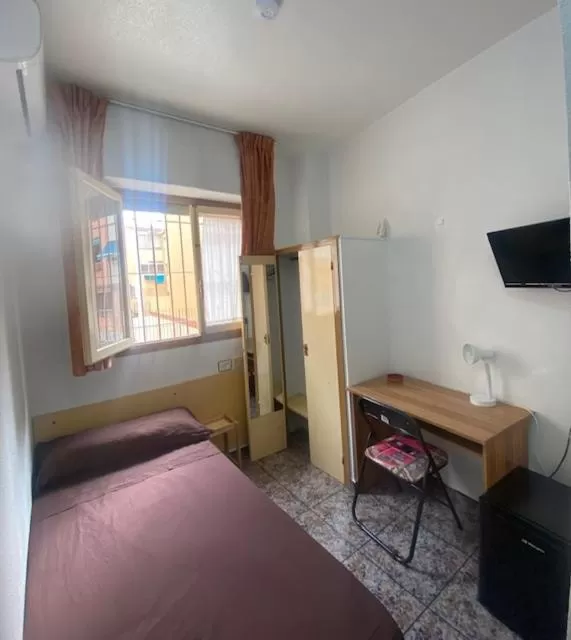 Budget Single Room in Hotel Arce