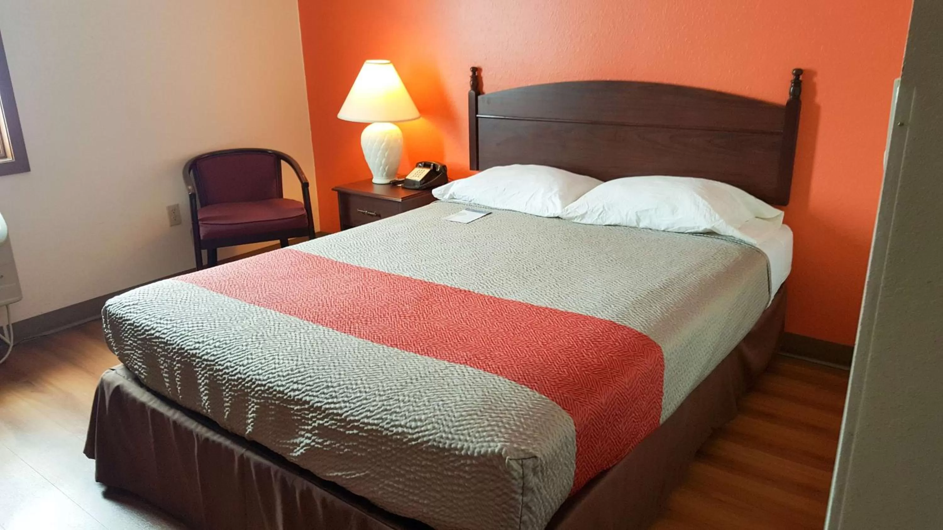 Photo of the whole room, Bed in Motel 6-Saukville, WI