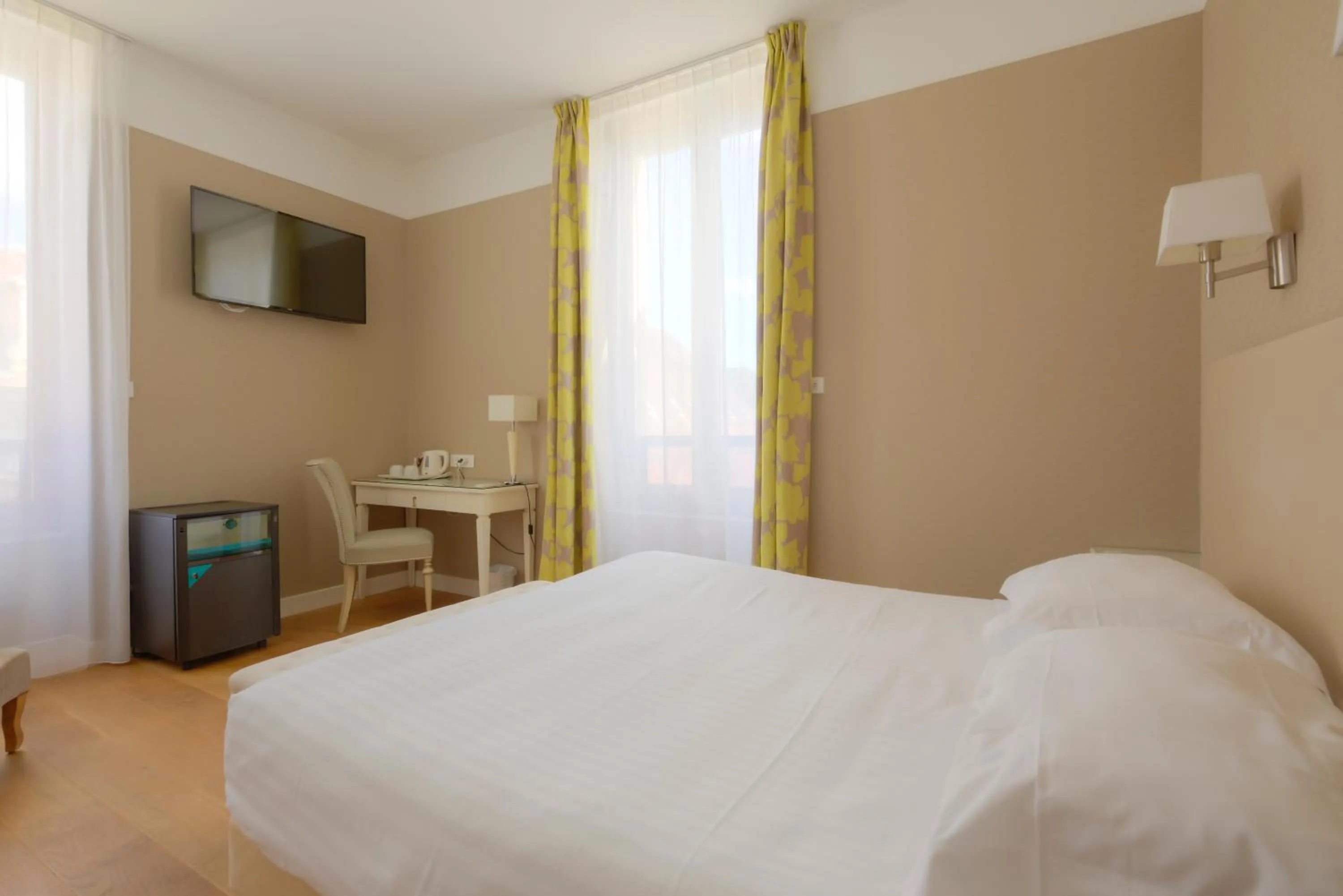 Photo of the whole room, Bed in Hotel Le Renoir